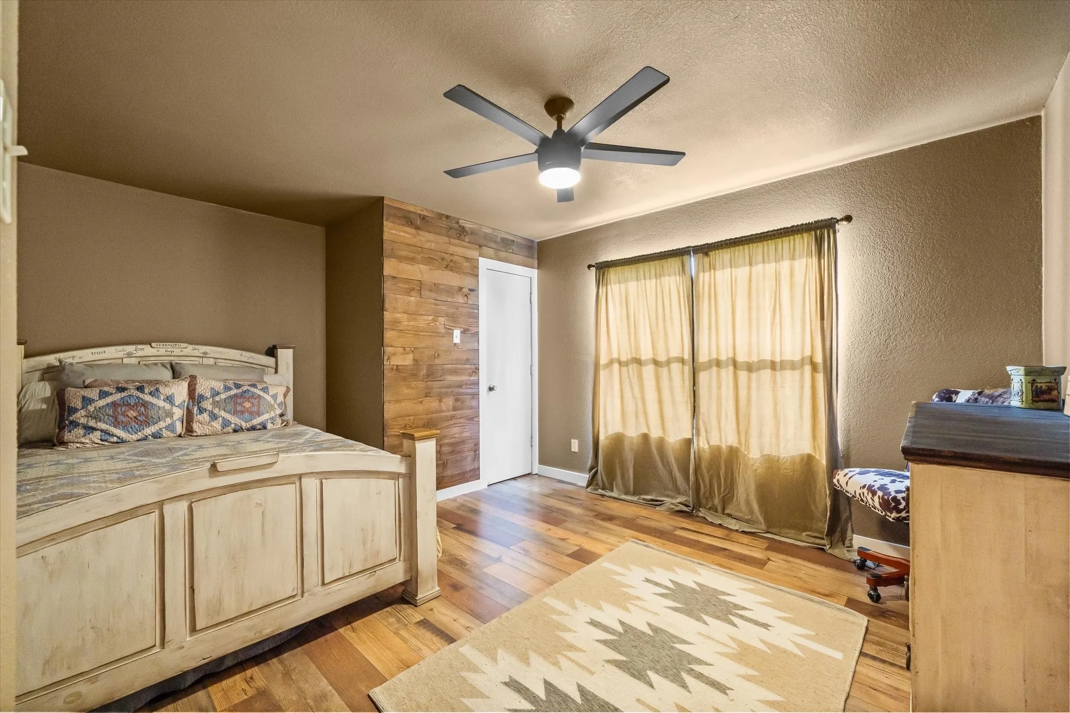 Single Family Residence For Sale in Kaufman County , 11101 County Road 104, Kaufman, Texas 75142, 4 Bedroom, 3 Bathroom, Garage spaces, 4,080 Sqft, built in 1994, Preowned, mls#21256368, Real Estate Agent in Kaufman, Homes For Sale in Kaufman county, Homes For Sale in Kaufman, Realtor in Kaufman Texas, Real Estate Brokerage Independent Realty Texas, Luminita Cordes Realtor