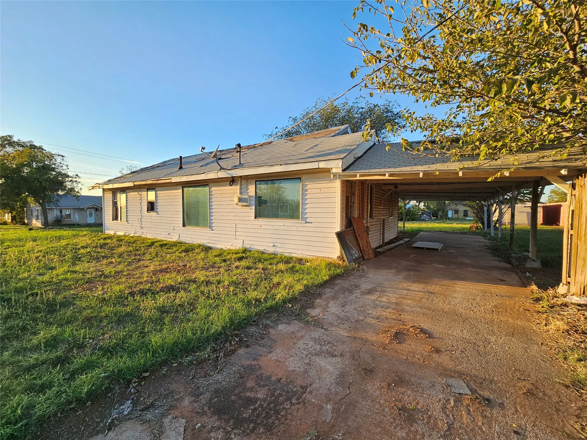 Single Family Residence For Sale in Nolan County , 1211 Campbell Street, Sweetwater, Texas 79556, 2 Bedroom, 2 Bathroom, Garage spaces, 1,312 Sqft, built in 1930, mls#21260307, Real Estate Agent in Sweetwater, Homes For Sale in Nolan county, Homes For Sale in Sweetwater, Realtor in Sweetwater Texas, Real Estate Brokerage Independent Realty Texas, Luminita Cordes Realtor