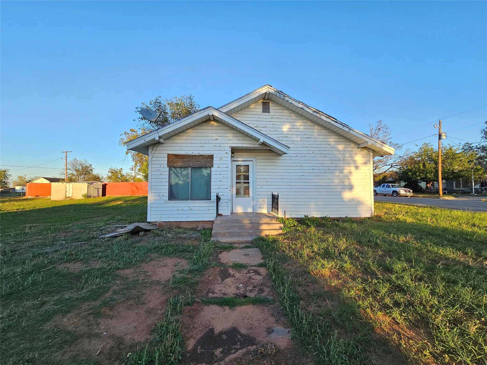 Single Family Residence For Sale in Nolan County , 1211 Campbell Street, Sweetwater, Texas 79556, 2 Bedroom, 2 Bathroom, Garage spaces, 1,312 Sqft, built in 1930, mls#21260307, Real Estate Agent in Sweetwater, Homes For Sale in Nolan county, Homes For Sale in Sweetwater, Realtor in Sweetwater Texas, Real Estate Brokerage Independent Realty Texas, Luminita Cordes Realtor