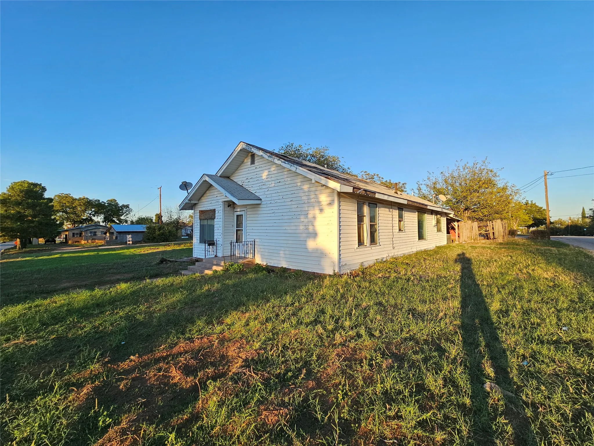Single Family Residence For Sale in Nolan County , 1211 Campbell Street, Sweetwater, Texas 79556, 2 Bedroom, 2 Bathroom, Garage spaces, 1,312 Sqft, built in 1930, mls#21260307, Real Estate Agent in Sweetwater, Homes For Sale in Nolan county, Homes For Sale in Sweetwater, Realtor in Sweetwater Texas, Real Estate Brokerage Independent Realty Texas, Luminita Cordes Realtor