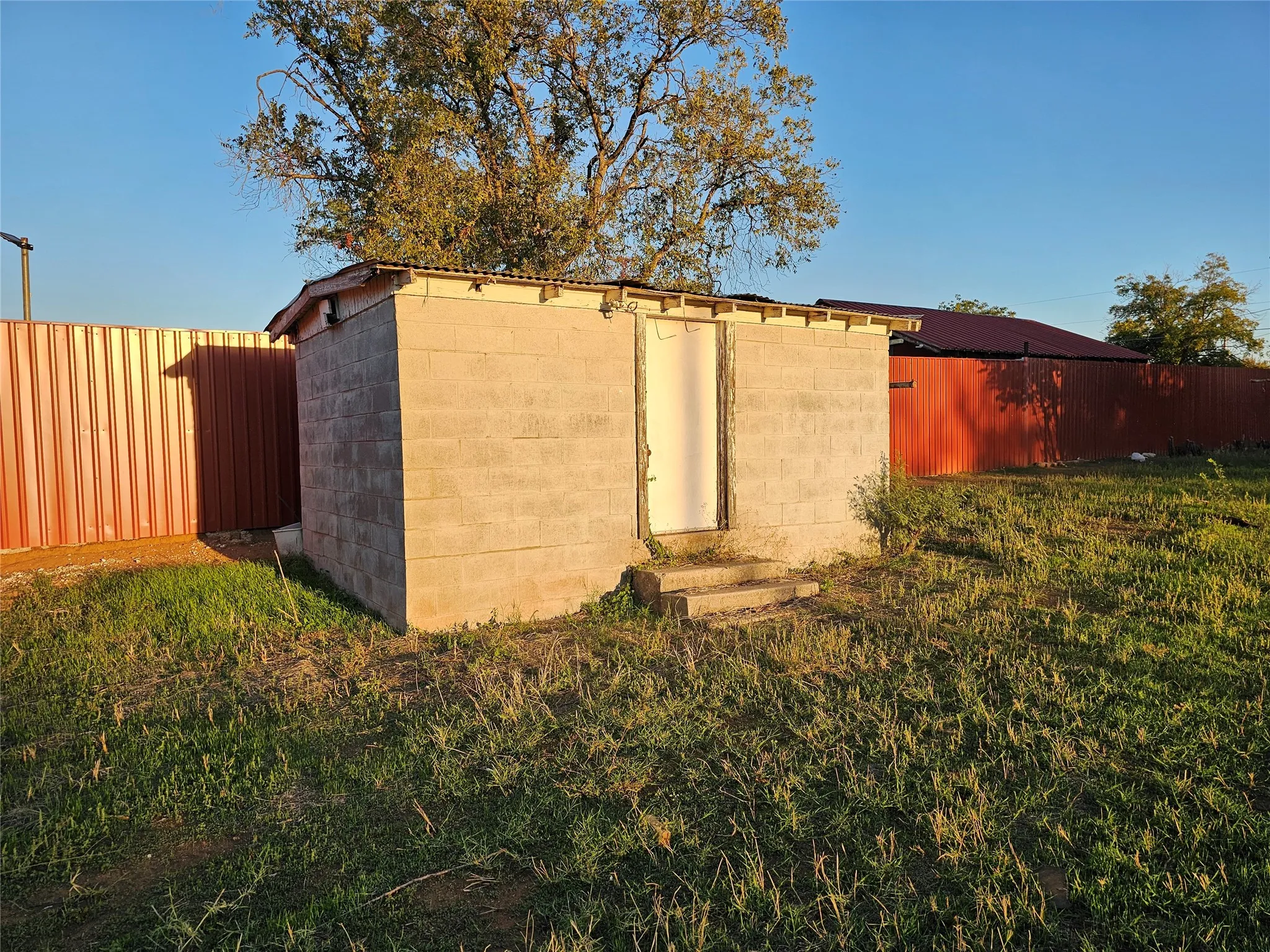 Single Family Residence For Sale in Nolan County , 1211 Campbell Street, Sweetwater, Texas 79556, 2 Bedroom, 2 Bathroom, Garage spaces, 1,312 Sqft, built in 1930, mls#21260307, Real Estate Agent in Sweetwater, Homes For Sale in Nolan county, Homes For Sale in Sweetwater, Realtor in Sweetwater Texas, Real Estate Brokerage Independent Realty Texas, Luminita Cordes Realtor