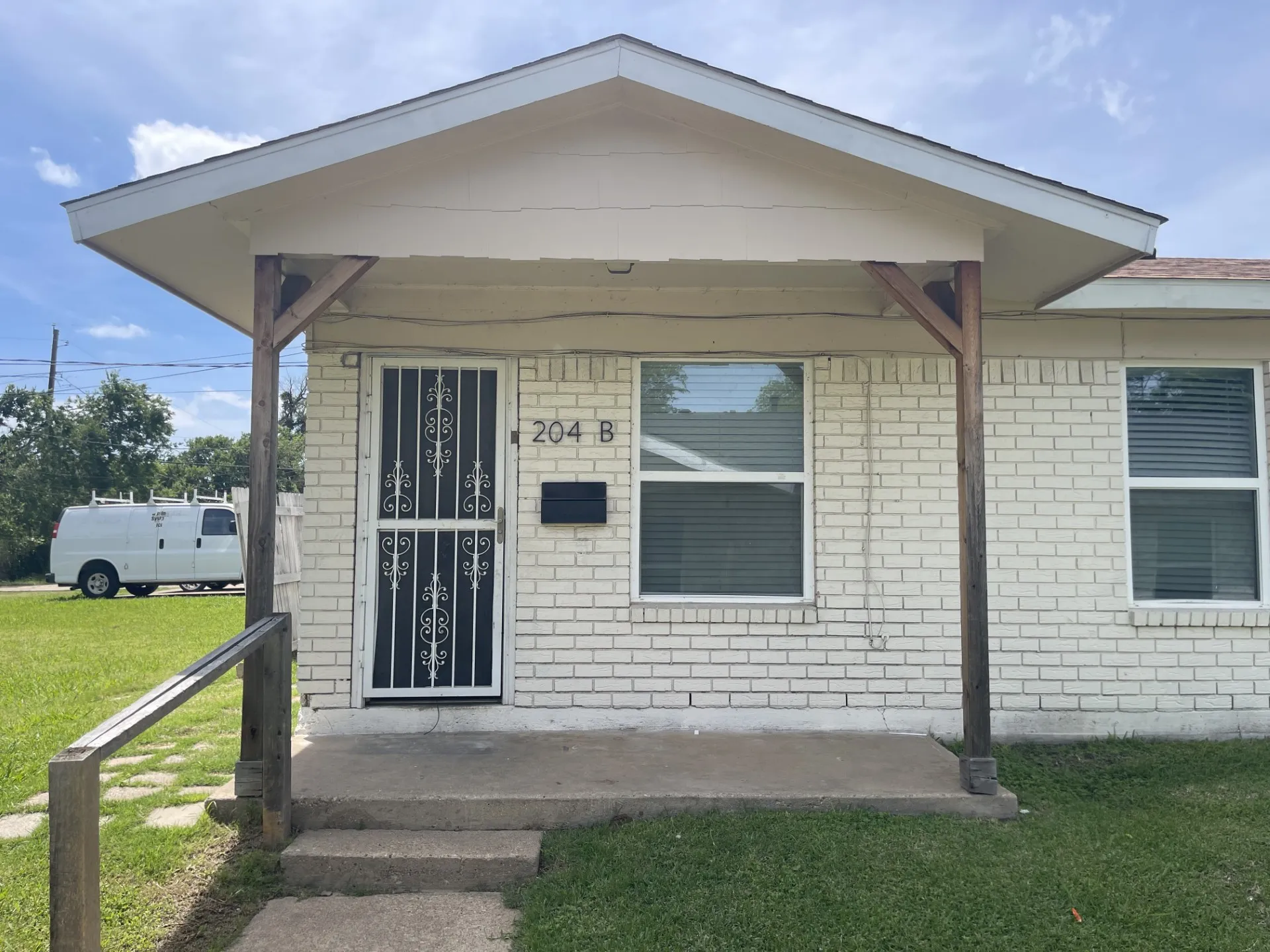 Duplex For Rent in Tarrant County , 204 Hosack Street, Arlington, Texas 76010, 2 Bedroom, 1 Bathroom, Garage spaces, 800 Sqft, built in 1965, mls#21260381, Real Estate Agent in Arlington, Homes For Rent in Tarrant county, Homes For Rent in Arlington, Realtor in Arlington Texas, Real Estate Brokerage Independent Realty Texas, Luminita Cordes Realtor
