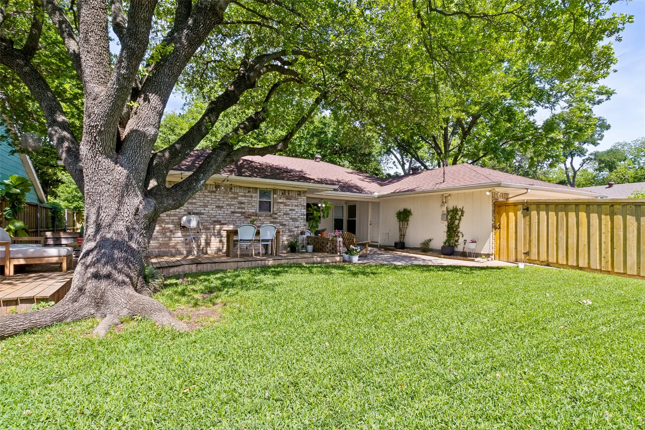 Single Family Residence For Sale in Dallas County , 6922 Allview Lane, Dallas, Texas 75227, 4 Bedroom, 3 Bathroom, 2 Garage spaces, 2,229 Sqft, built in 1973, Preowned, mls#21260021, Real Estate Agent in Dallas, Homes For Sale in Dallas county, Homes For Sale in Dallas, Realtor in Dallas Texas, Real Estate Brokerage Independent Realty Texas, Luminita Cordes Realtor
