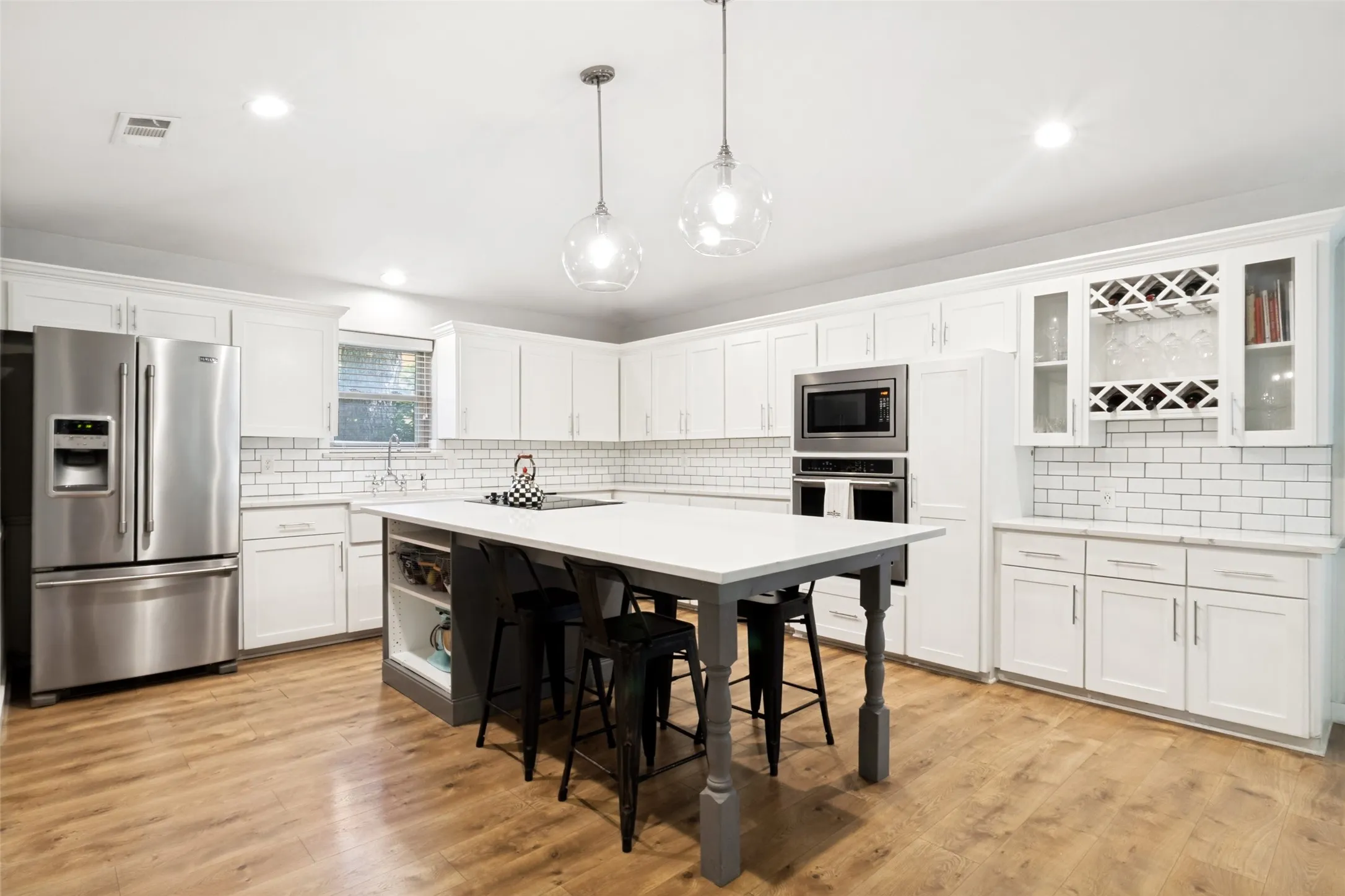 Single Family Residence For Sale in Dallas County , 6922 Allview Lane, Dallas, Texas 75227, 4 Bedroom, 3 Bathroom, 2 Garage spaces, 2,229 Sqft, built in 1973, Preowned, mls#21260021, Real Estate Agent in Dallas, Homes For Sale in Dallas county, Homes For Sale in Dallas, Realtor in Dallas Texas, Real Estate Brokerage Independent Realty Texas, Luminita Cordes Realtor