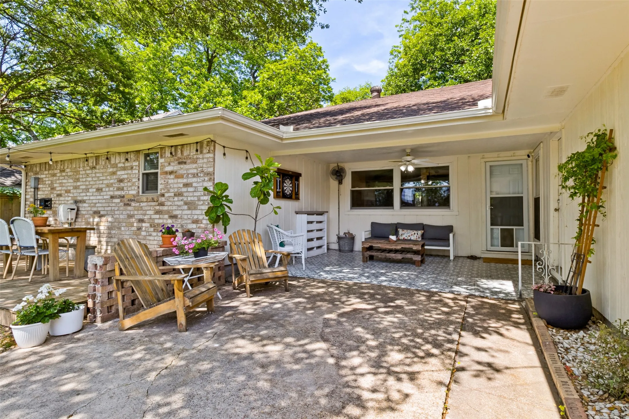 Single Family Residence For Sale in Dallas County , 6922 Allview Lane, Dallas, Texas 75227, 4 Bedroom, 3 Bathroom, 2 Garage spaces, 2,229 Sqft, built in 1973, Preowned, mls#21260021, Real Estate Agent in Dallas, Homes For Sale in Dallas county, Homes For Sale in Dallas, Realtor in Dallas Texas, Real Estate Brokerage Independent Realty Texas, Luminita Cordes Realtor