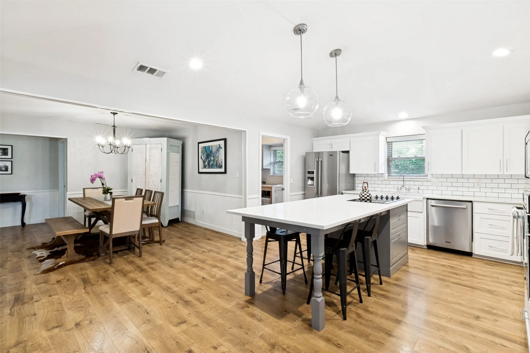 Single Family Residence For Sale in Dallas County , 6922 Allview Lane, Dallas, Texas 75227, 4 Bedroom, 3 Bathroom, 2 Garage spaces, 2,229 Sqft, built in 1973, Preowned, mls#21260021, Real Estate Agent in Dallas, Homes For Sale in Dallas county, Homes For Sale in Dallas, Realtor in Dallas Texas, Real Estate Brokerage Independent Realty Texas, Luminita Cordes Realtor