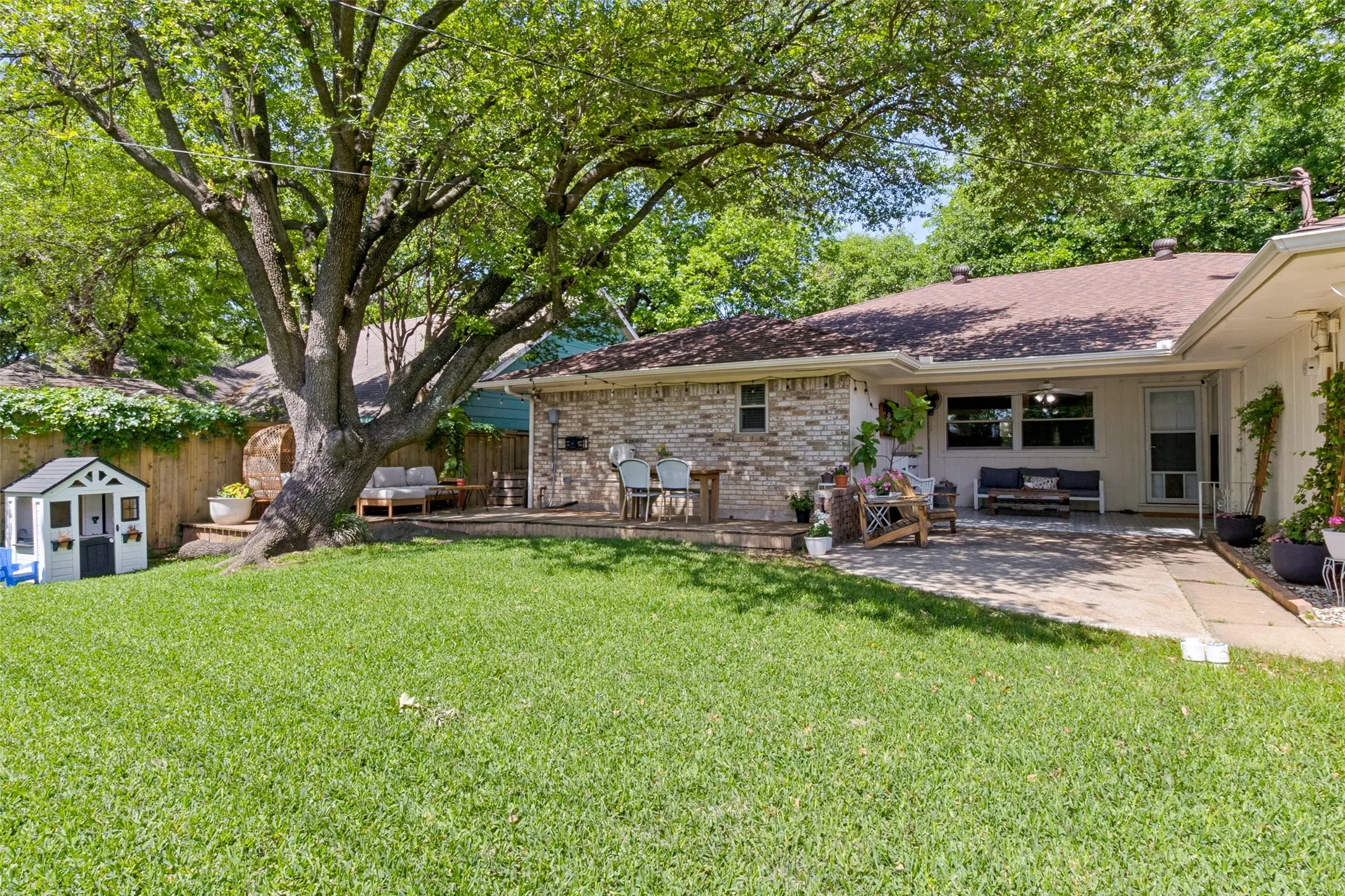 Single Family Residence For Sale in Dallas County , 6922 Allview Lane, Dallas, Texas 75227, 4 Bedroom, 3 Bathroom, 2 Garage spaces, 2,229 Sqft, built in 1973, Preowned, mls#21260021, Real Estate Agent in Dallas, Homes For Sale in Dallas county, Homes For Sale in Dallas, Realtor in Dallas Texas, Real Estate Brokerage Independent Realty Texas, Luminita Cordes Realtor