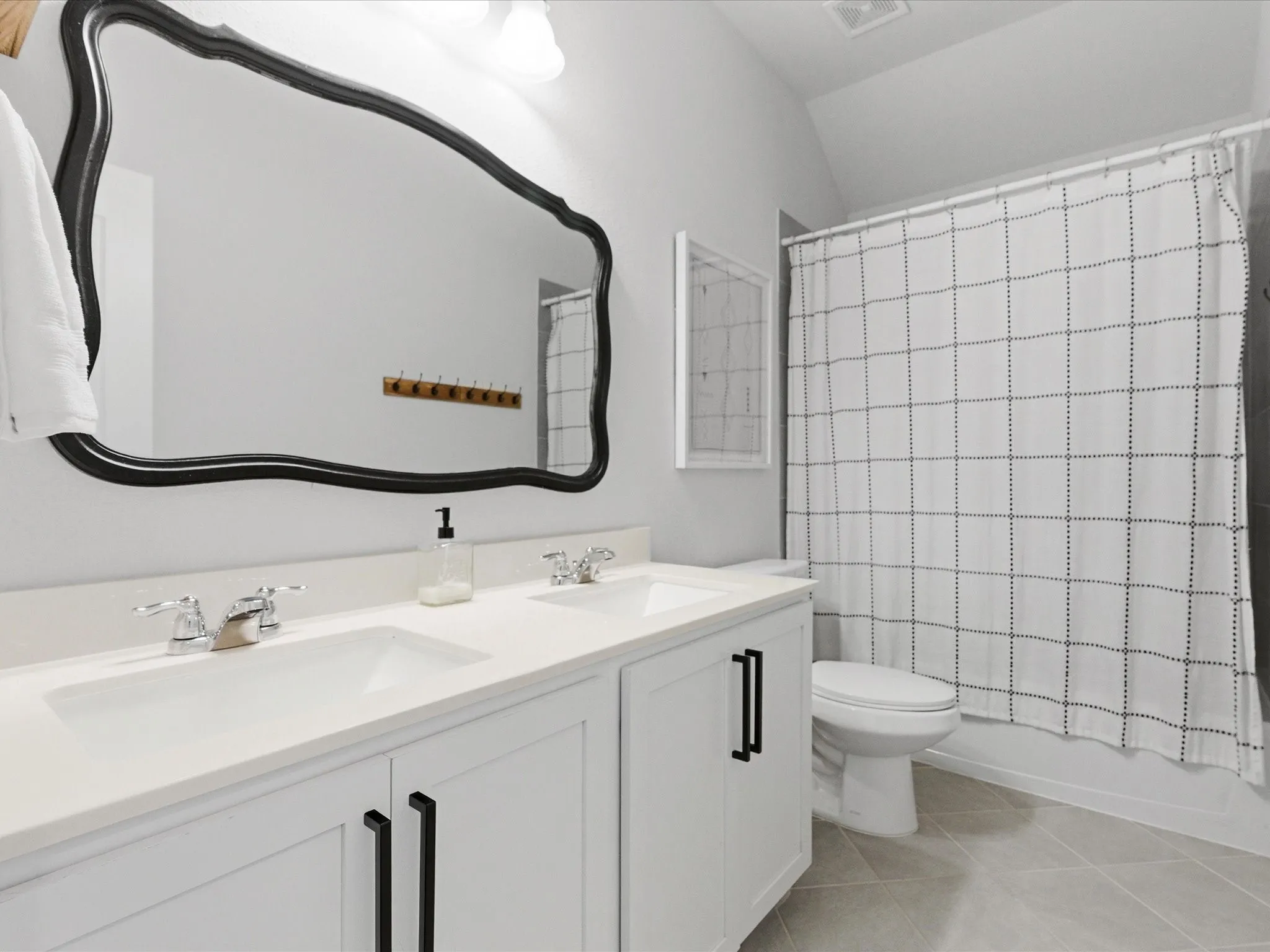 Single Family Residence For Sale in Grayson County , 518 N Eagle Point Road, Van Alstyne, Texas 75495, 4 Bedroom, 4 Bathroom, 2 Garage spaces, 3,014 Sqft, built in 2021, mls#21259804, Real Estate Agent in Van Alstyne, Homes For Sale in Grayson county, Homes For Sale in Van Alstyne, Realtor in Van Alstyne Texas, Real Estate Brokerage Independent Realty Texas, Luminita Cordes Realtor