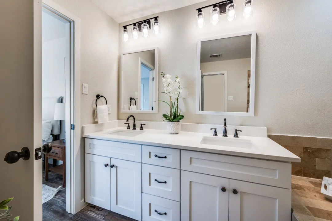 Condominium For Rent in Tarrant County , 2100 Rainbow Drive 4111, Arlington, Texas 76011, 2 Bedrooms, 1 Bathroom, Garage spaces, 963 Sqft, built in 1983, Price $1,600, mls#21260402, Real Estate Agent in Arlington, Homes For Rent in Tarrant county, Homes For Rent in Arlington, Realtor in Arlington Texas, Real Estate Brokerage Independent Realty Texas, Luminita Cordes Realtor
