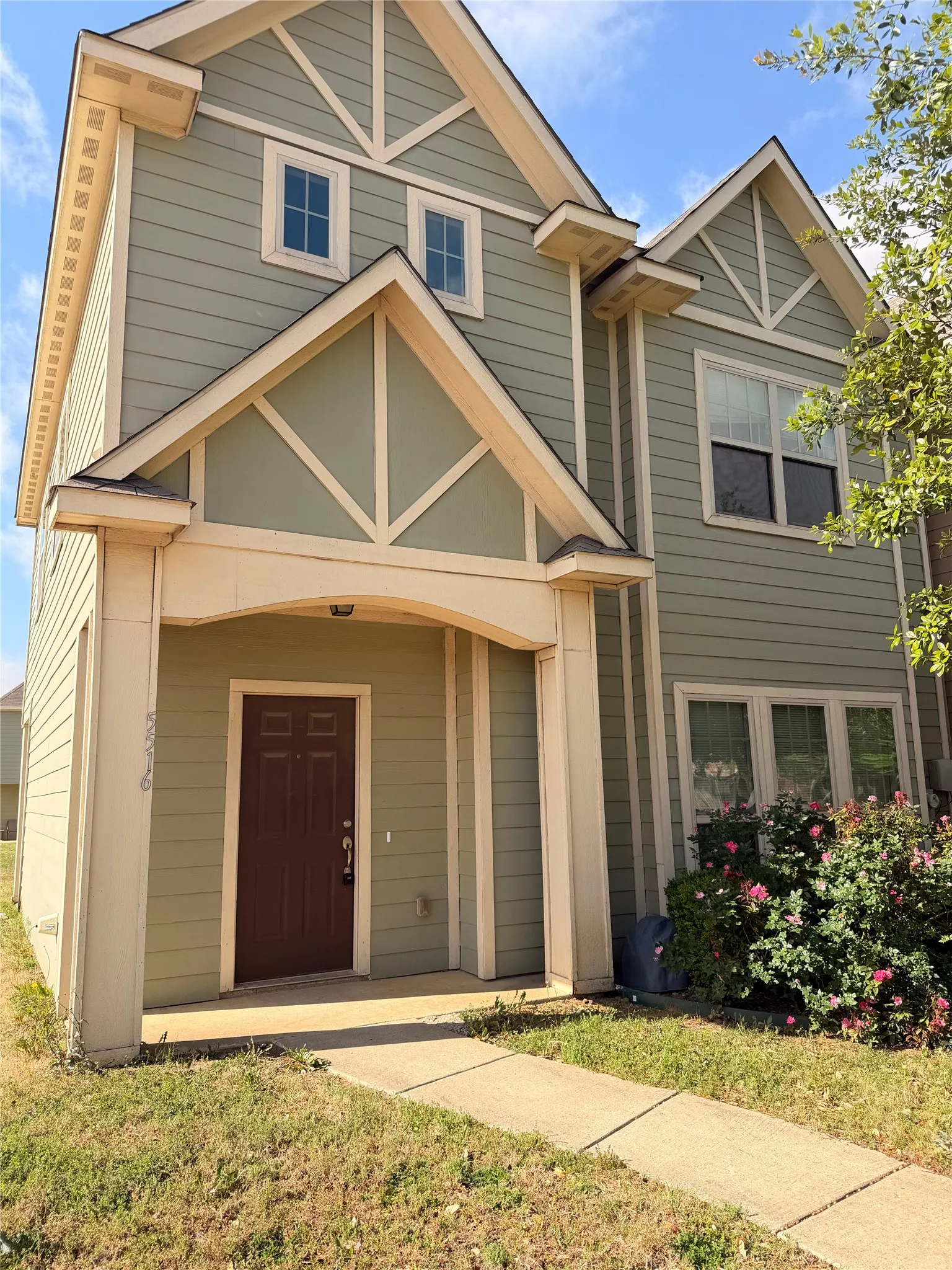 Townhouse For Rent in Denton County , 5516 Del Rey Drive, Denton, Texas 76208, 3 Bedroom, 3 Bathroom, 2 Garage spaces, 1,542 Sqft, built in 2014, mls#21260483, Real Estate Agent in Denton, Homes For Rent in Denton county, Homes For Rent in Denton, Realtor in Denton Texas, Real Estate Brokerage Independent Realty Texas, Luminita Cordes Realtor