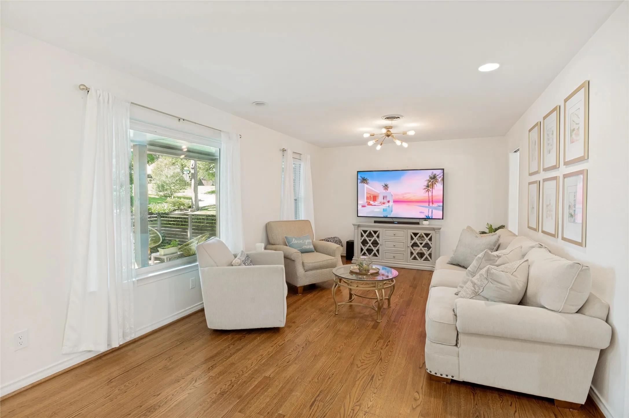 Single Family Residence For Sale in Dallas County , 9020 Westbriar Drive, Dallas, Texas 75228, 3 Bedroom, 2 Bathroom, 2 Garage spaces, 1,688 Sqft, built in 1960, Preowned, mls#21259894, Real Estate Agent in Dallas, Homes For Sale in Dallas county, Homes For Sale in Dallas, Realtor in Dallas Texas, Real Estate Brokerage Independent Realty Texas, Luminita Cordes Realtor
