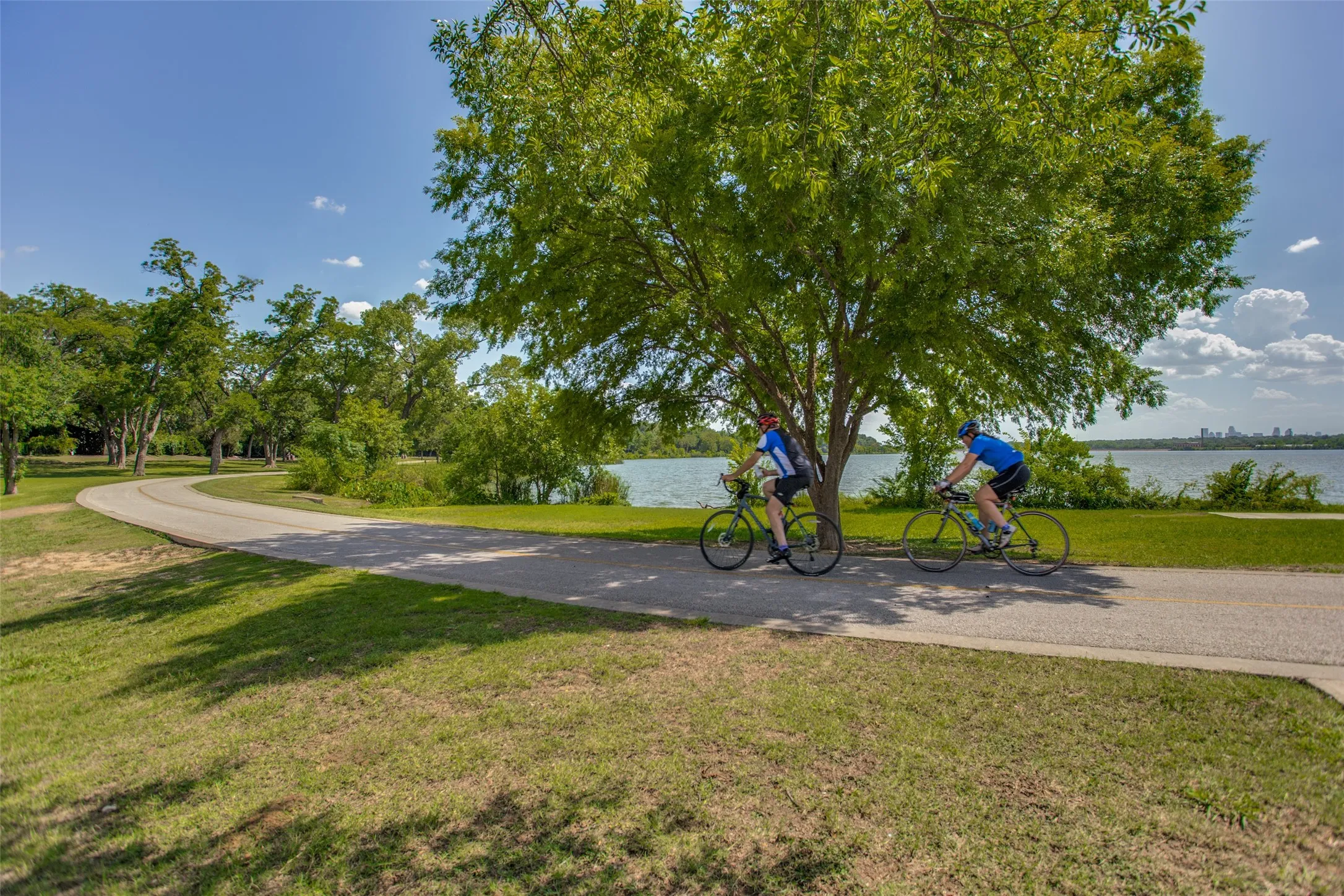 White Rock Lake is just minutes away!