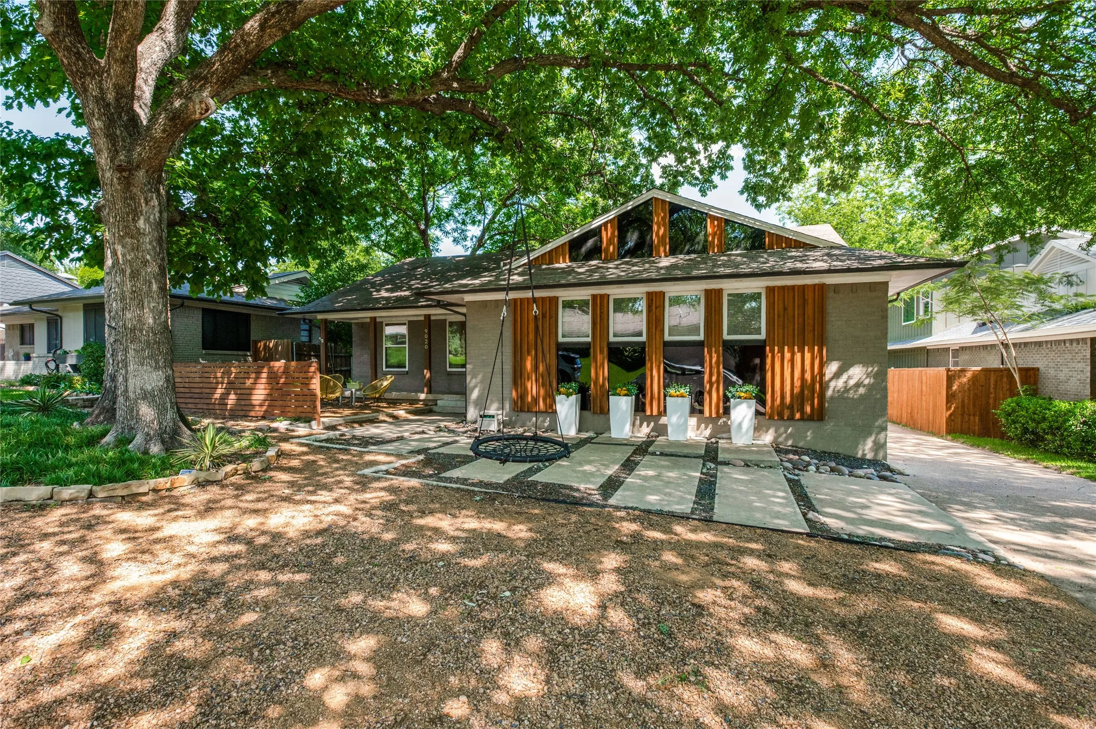 Single Family Residence For Sale in Dallas County , 9020 Westbriar Drive, Dallas, Texas 75228, 3 Bedroom, 2 Bathroom, 2 Garage spaces, 1,688 Sqft, built in 1960, Preowned, mls#21259894, Real Estate Agent in Dallas, Homes For Sale in Dallas county, Homes For Sale in Dallas, Realtor in Dallas Texas, Real Estate Brokerage Independent Realty Texas, Luminita Cordes Realtor