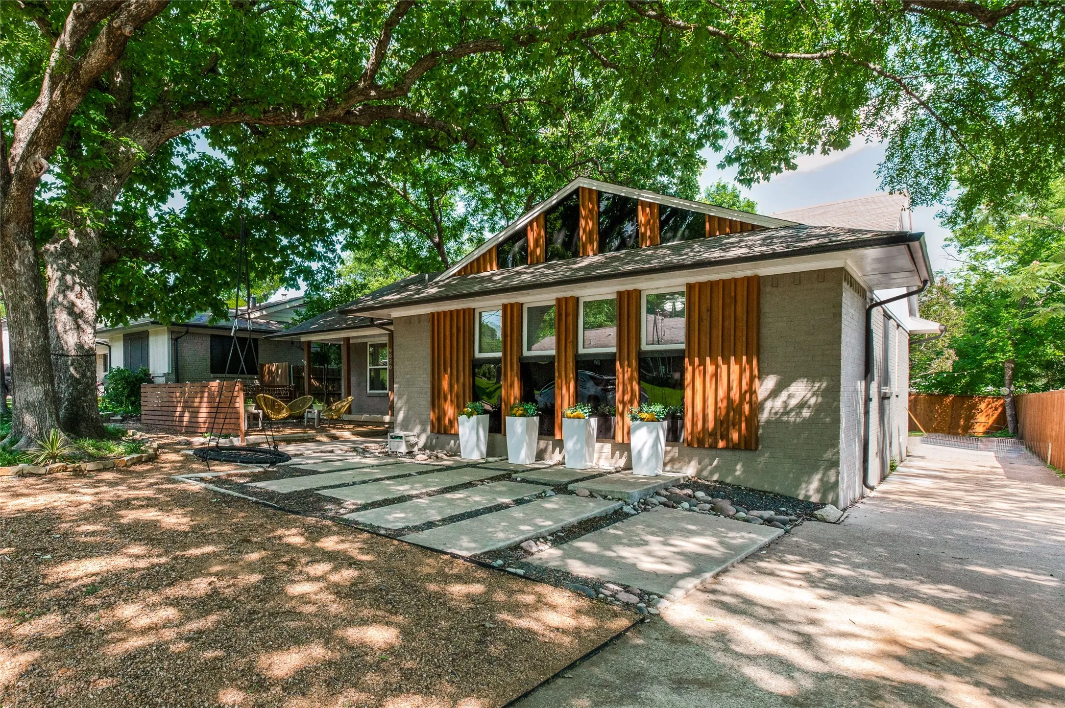 Single Family Residence For Sale in Dallas County , 9020 Westbriar Drive, Dallas, Texas 75228, 3 Bedroom, 2 Bathroom, 2 Garage spaces, 1,688 Sqft, built in 1960, Preowned, mls#21259894, Real Estate Agent in Dallas, Homes For Sale in Dallas county, Homes For Sale in Dallas, Realtor in Dallas Texas, Real Estate Brokerage Independent Realty Texas, Luminita Cordes Realtor