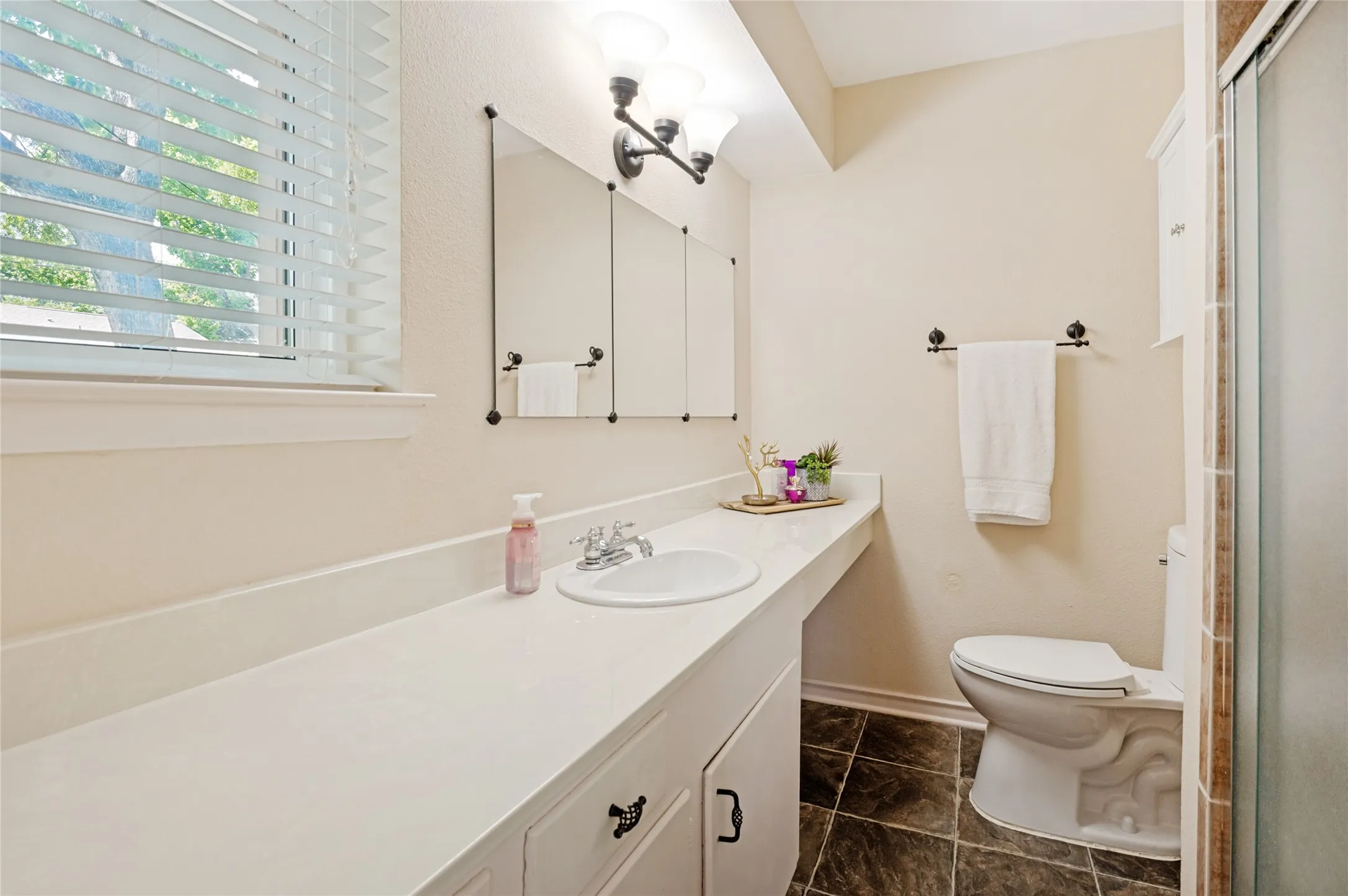 Single Family Residence For Sale in Dallas County , 9020 Westbriar Drive, Dallas, Texas 75228, 3 Bedroom, 2 Bathroom, 2 Garage spaces, 1,688 Sqft, built in 1960, Preowned, mls#21259894, Real Estate Agent in Dallas, Homes For Sale in Dallas county, Homes For Sale in Dallas, Realtor in Dallas Texas, Real Estate Brokerage Independent Realty Texas, Luminita Cordes Realtor