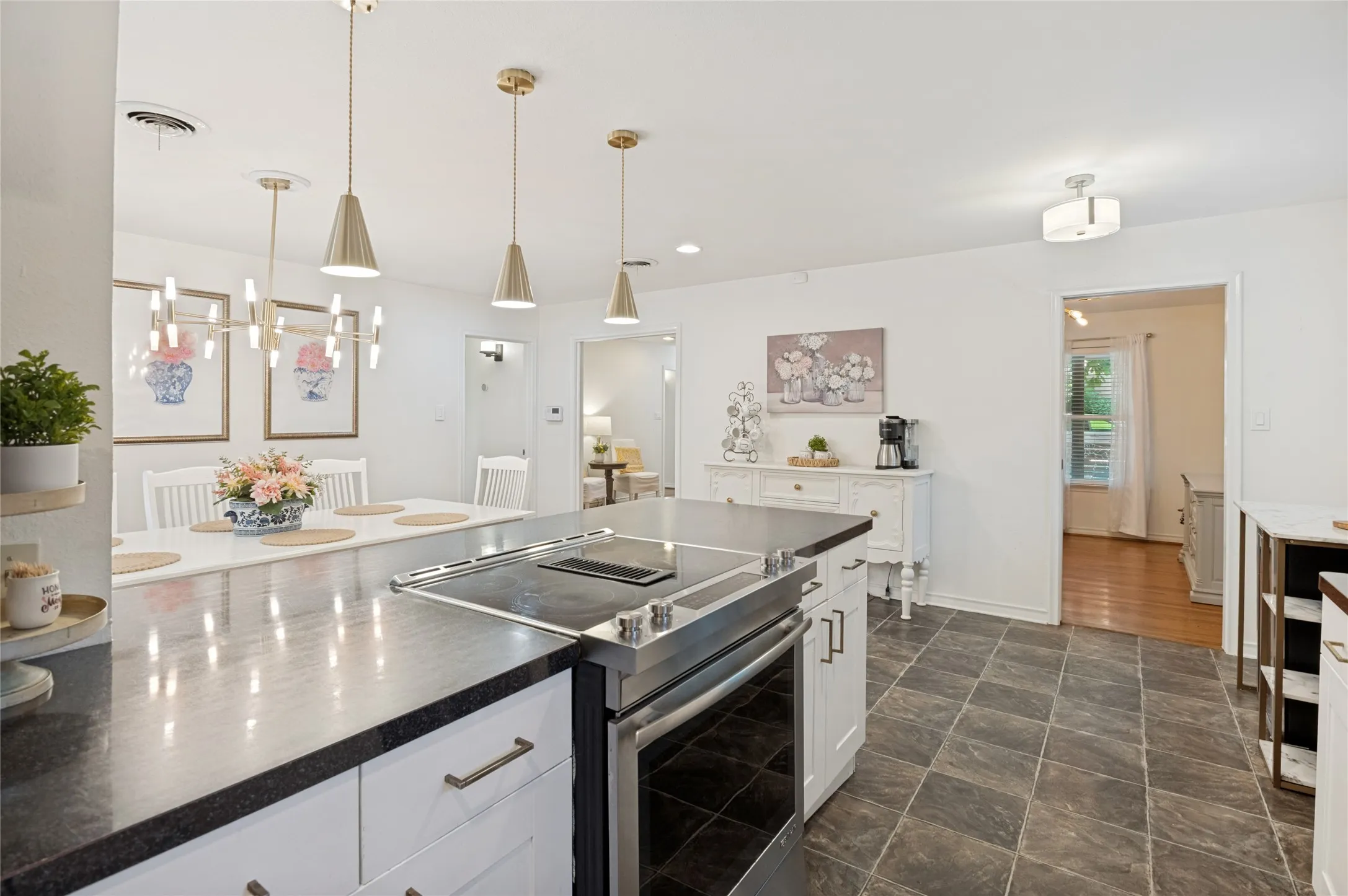 Single Family Residence For Sale in Dallas County , 9020 Westbriar Drive, Dallas, Texas 75228, 3 Bedroom, 2 Bathroom, 2 Garage spaces, 1,688 Sqft, built in 1960, Preowned, mls#21259894, Real Estate Agent in Dallas, Homes For Sale in Dallas county, Homes For Sale in Dallas, Realtor in Dallas Texas, Real Estate Brokerage Independent Realty Texas, Luminita Cordes Realtor