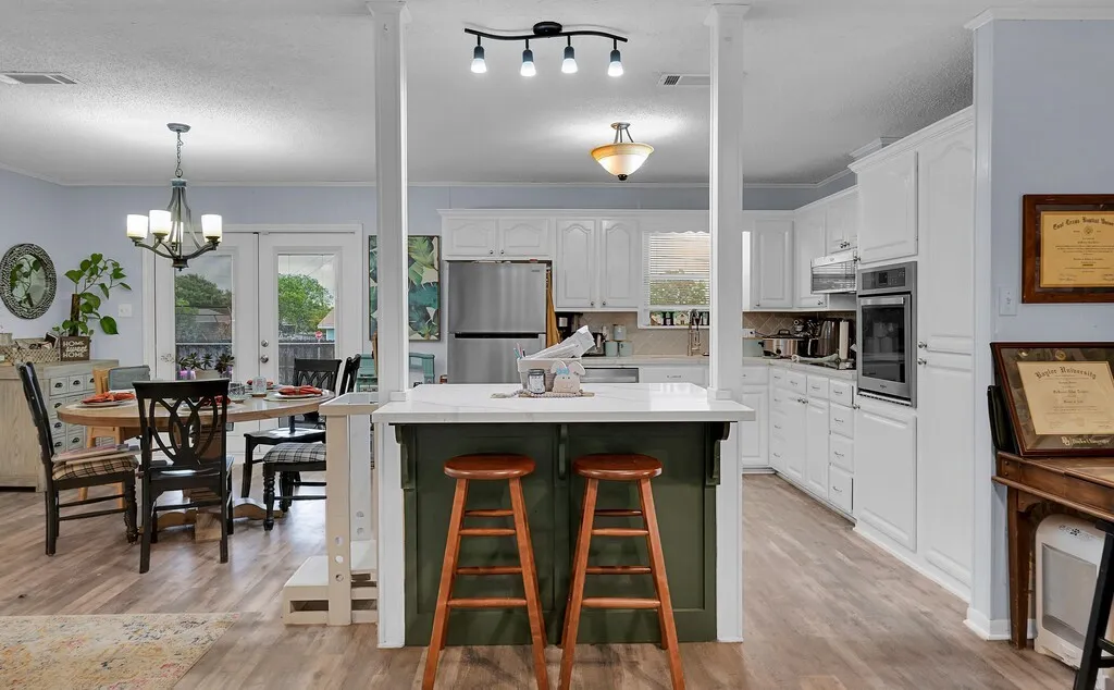 Single Family Residence For Sale in Bosque County , 902 S Avenue L, Clifton, Texas 76634, 3 Bedroom, 2 Bathroom, Garage spaces, 1,690 Sqft, built in 1975, mls#21260536, Real Estate Agent in Clifton, Homes For Sale in Bosque county, Homes For Sale in Clifton, Realtor in Clifton Texas, Real Estate Brokerage Independent Realty Texas, Luminita Cordes Realtor