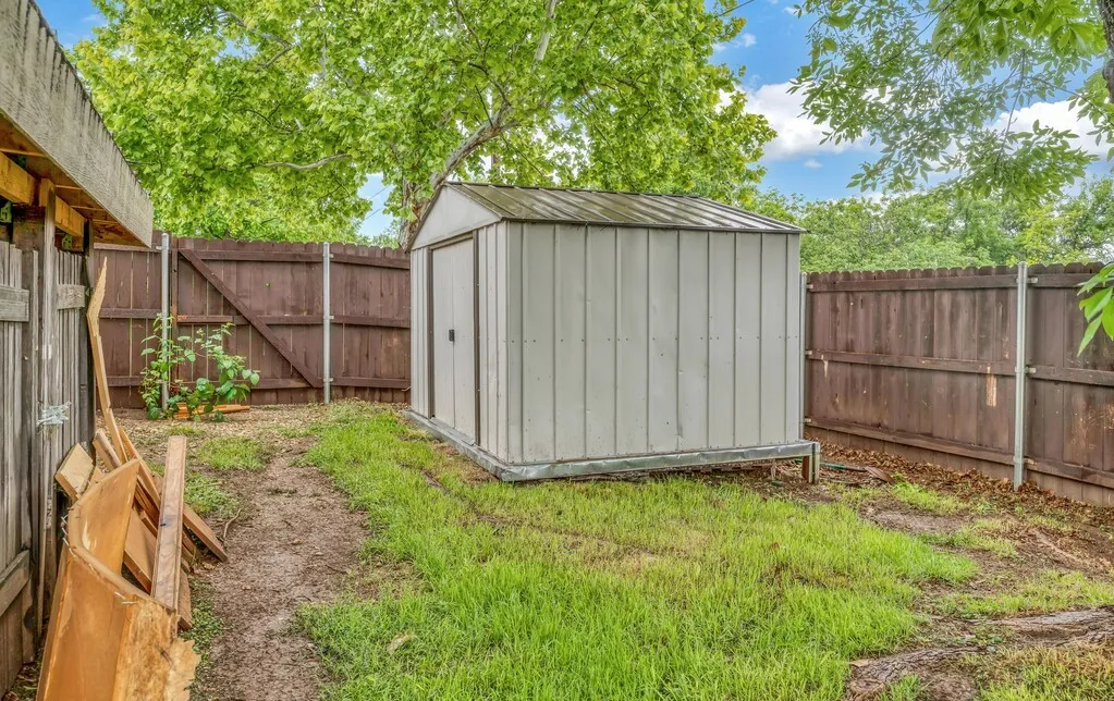 Single Family Residence For Sale in Bosque County , 902 S Avenue L, Clifton, Texas 76634, 3 Bedroom, 2 Bathroom, Garage spaces, 1,690 Sqft, built in 1975, mls#21260536, Real Estate Agent in Clifton, Homes For Sale in Bosque county, Homes For Sale in Clifton, Realtor in Clifton Texas, Real Estate Brokerage Independent Realty Texas, Luminita Cordes Realtor