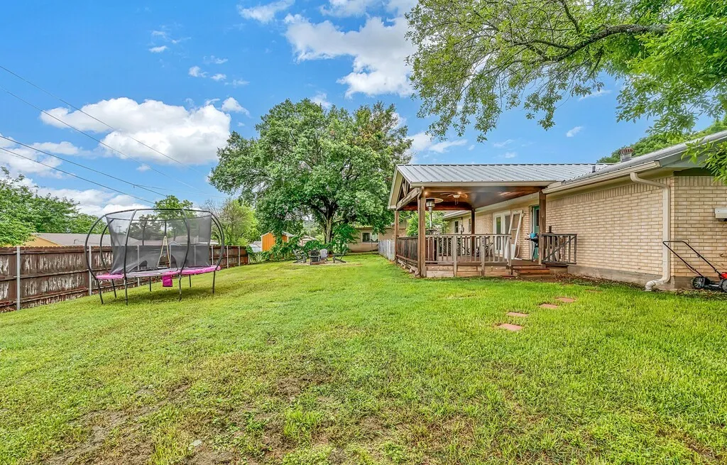 Single Family Residence For Sale in Bosque County , 902 S Avenue L, Clifton, Texas 76634, 3 Bedroom, 2 Bathroom, Garage spaces, 1,690 Sqft, built in 1975, mls#21260536, Real Estate Agent in Clifton, Homes For Sale in Bosque county, Homes For Sale in Clifton, Realtor in Clifton Texas, Real Estate Brokerage Independent Realty Texas, Luminita Cordes Realtor