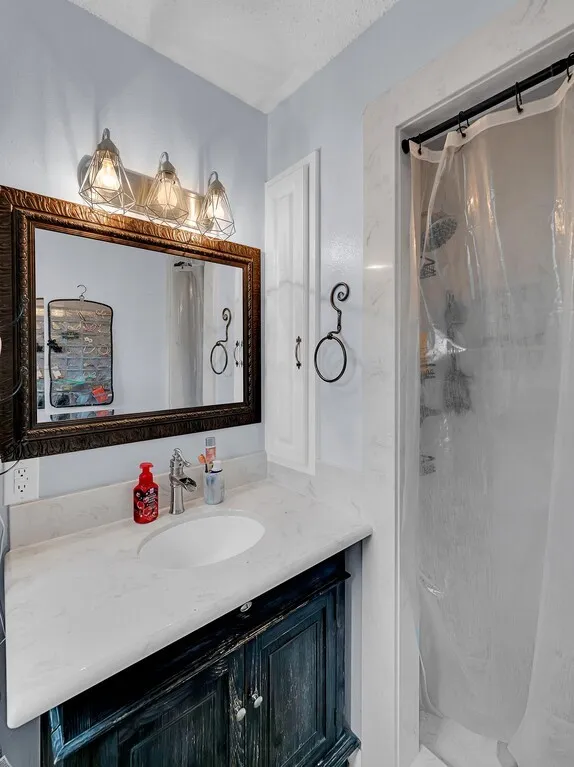Single Family Residence For Sale in Bosque County , 902 S Avenue L, Clifton, Texas 76634, 3 Bedroom, 2 Bathroom, Garage spaces, 1,690 Sqft, built in 1975, mls#21260536, Real Estate Agent in Clifton, Homes For Sale in Bosque county, Homes For Sale in Clifton, Realtor in Clifton Texas, Real Estate Brokerage Independent Realty Texas, Luminita Cordes Realtor