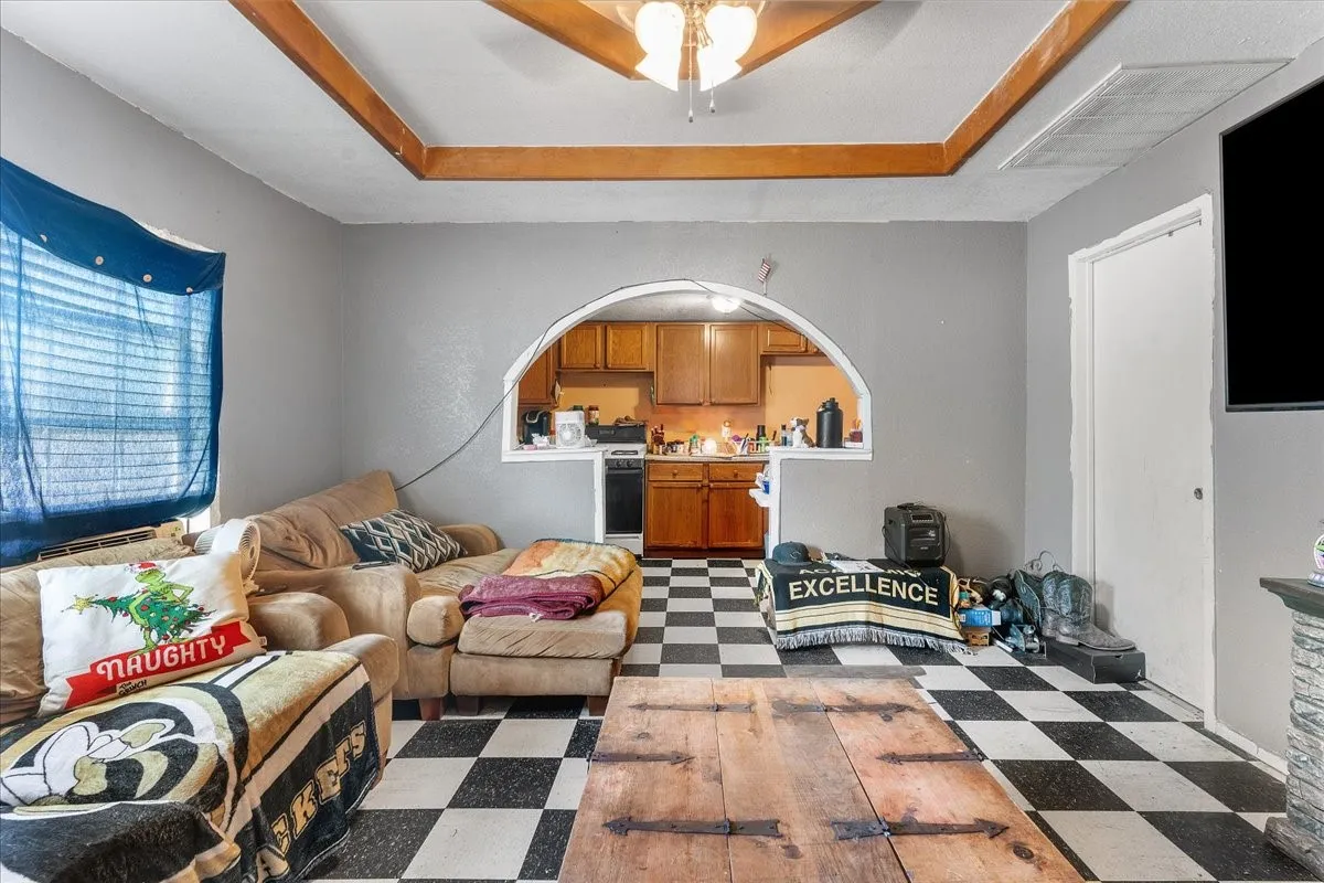 Single Family Residence For Sale in Johnson County , 109 N Kouns Street, Cleburne, Texas 76031, 3 Bedroom, 1 Bathroom, Garage spaces, 1,375 Sqft, built in 1955, Preowned, mls#21260606, Real Estate Agent in Cleburne, Homes For Sale in Johnson county, Homes For Sale in Cleburne, Realtor in Cleburne Texas, Real Estate Brokerage Independent Realty Texas, Luminita Cordes Realtor