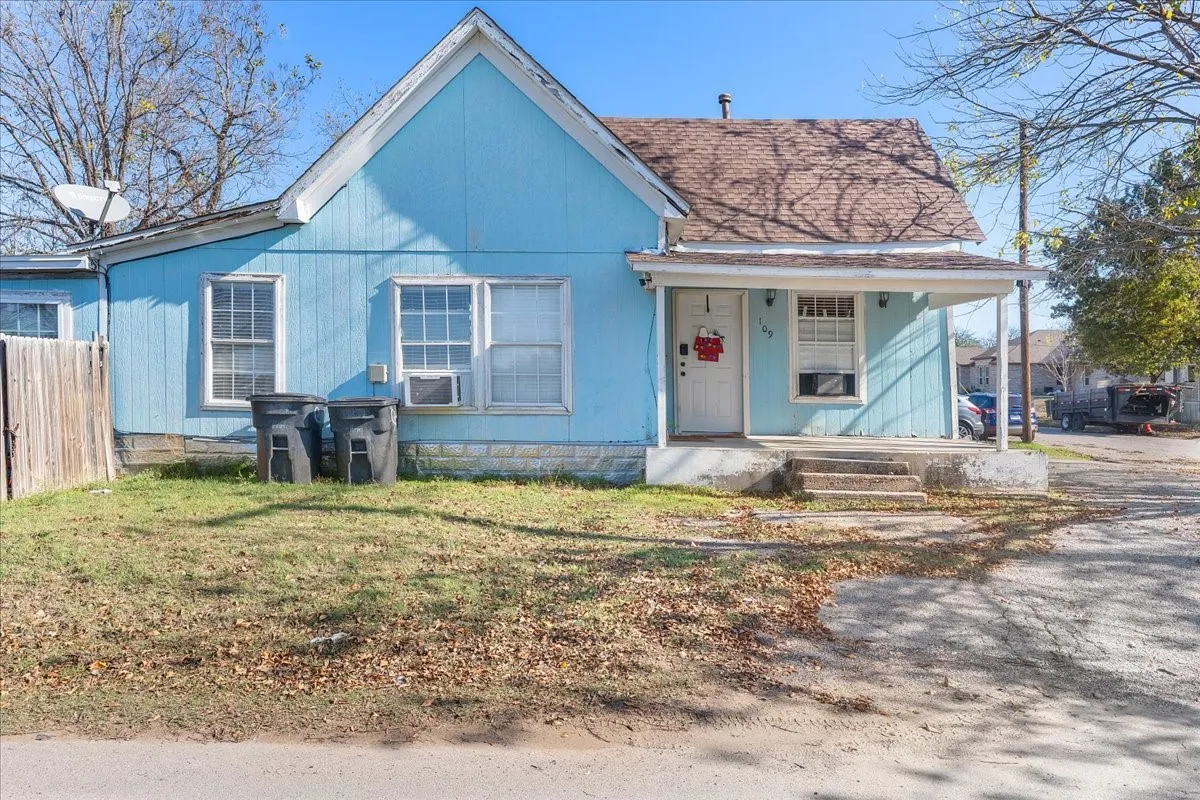 Single Family Residence For Sale in Johnson County , 109 N Kouns Street, Cleburne, Texas 76031, 3 Bedroom, 1 Bathroom, Garage spaces, 1,375 Sqft, built in 1955, Preowned, mls#21260606, Real Estate Agent in Cleburne, Homes For Sale in Johnson county, Homes For Sale in Cleburne, Realtor in Cleburne Texas, Real Estate Brokerage Independent Realty Texas, Luminita Cordes Realtor
