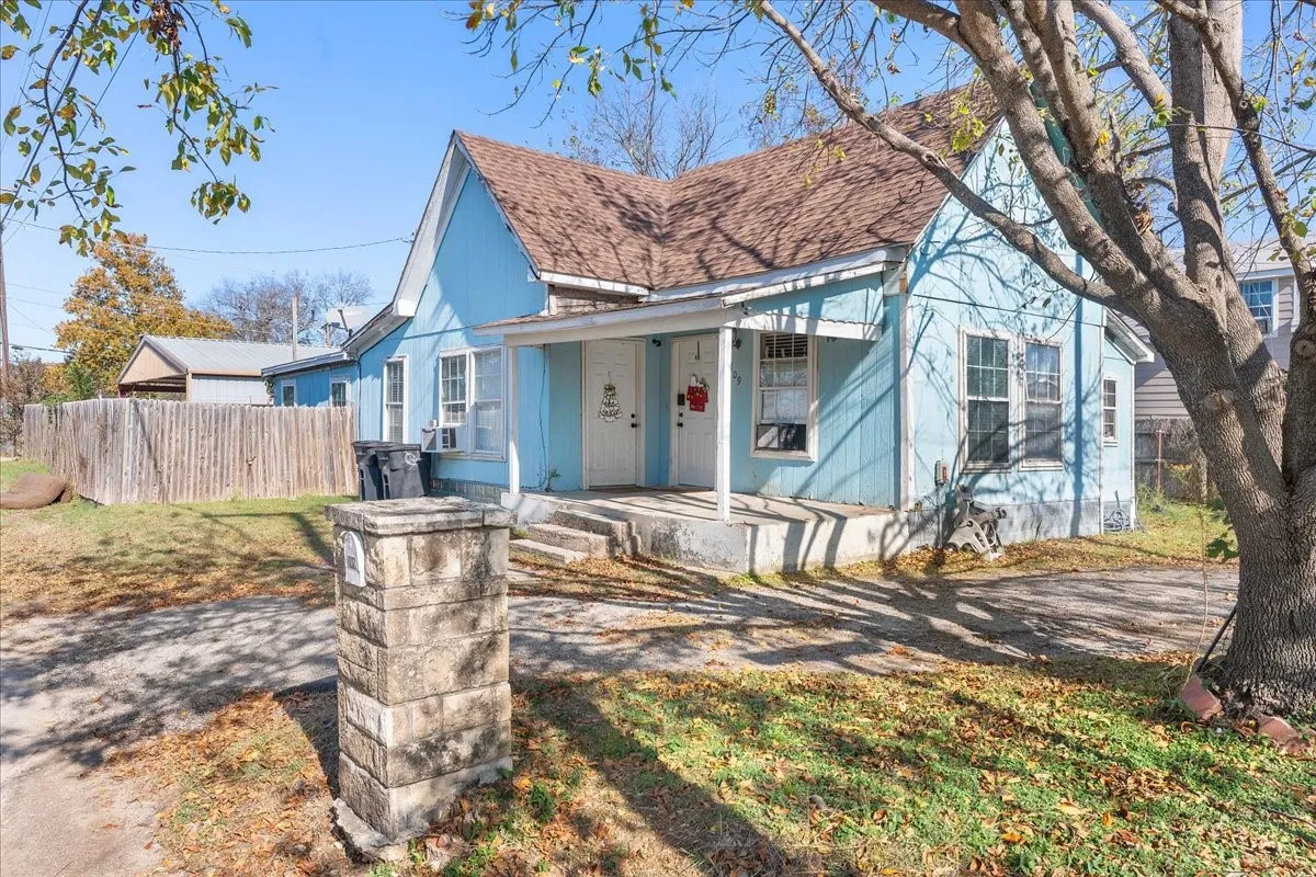 Single Family Residence For Sale in Johnson County , 109 N Kouns Street, Cleburne, Texas 76031, 3 Bedroom, 1 Bathroom, Garage spaces, 1,375 Sqft, built in 1955, Preowned, mls#21260606, Real Estate Agent in Cleburne, Homes For Sale in Johnson county, Homes For Sale in Cleburne, Realtor in Cleburne Texas, Real Estate Brokerage Independent Realty Texas, Luminita Cordes Realtor