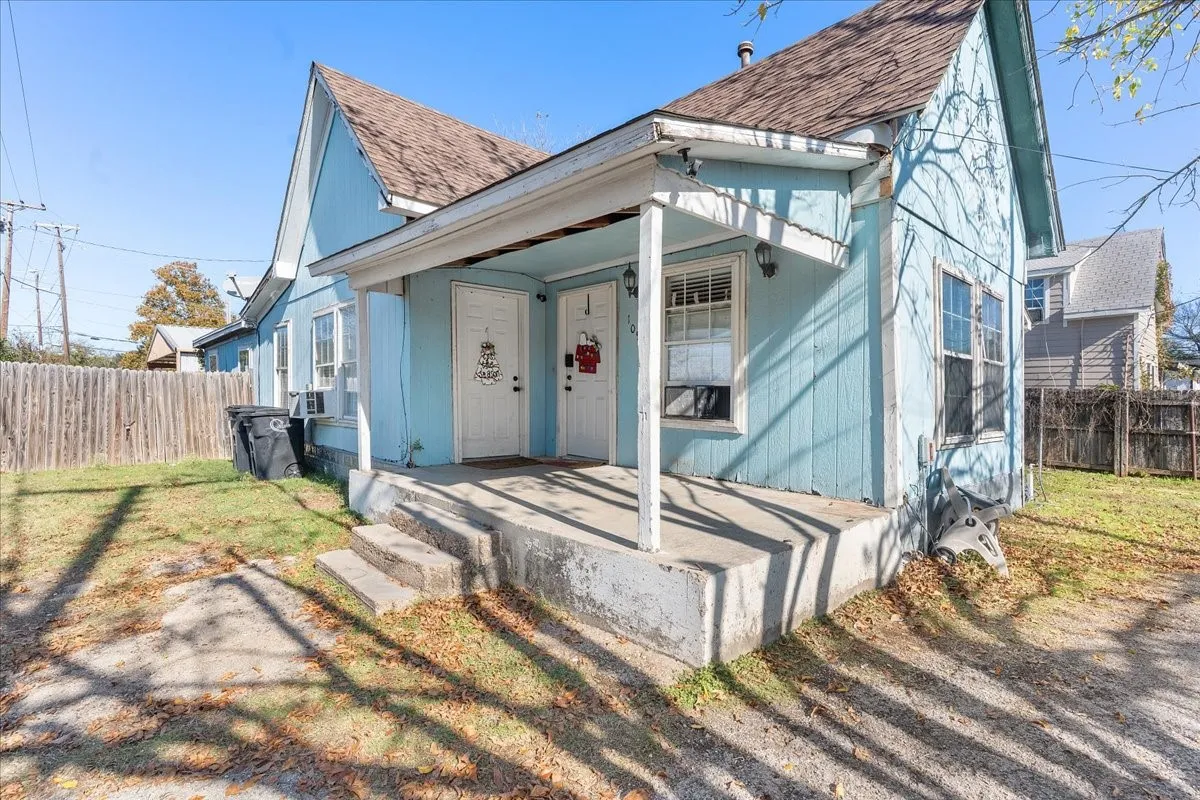 Single Family Residence For Sale in Johnson County , 109 N Kouns Street, Cleburne, Texas 76031, 3 Bedroom, 1 Bathroom, Garage spaces, 1,375 Sqft, built in 1955, Preowned, mls#21260606, Real Estate Agent in Cleburne, Homes For Sale in Johnson county, Homes For Sale in Cleburne, Realtor in Cleburne Texas, Real Estate Brokerage Independent Realty Texas, Luminita Cordes Realtor