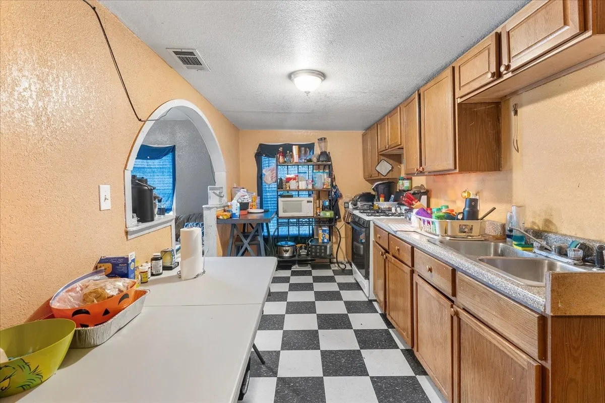 Single Family Residence For Sale in Johnson County , 109 N Kouns Street, Cleburne, Texas 76031, 3 Bedroom, 1 Bathroom, Garage spaces, 1,375 Sqft, built in 1955, Preowned, mls#21260606, Real Estate Agent in Cleburne, Homes For Sale in Johnson county, Homes For Sale in Cleburne, Realtor in Cleburne Texas, Real Estate Brokerage Independent Realty Texas, Luminita Cordes Realtor