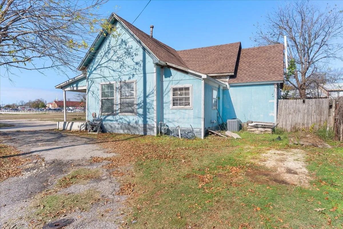 Single Family Residence For Sale in Johnson County , 109 N Kouns Street, Cleburne, Texas 76031, 3 Bedroom, 1 Bathroom, Garage spaces, 1,375 Sqft, built in 1955, Preowned, mls#21260606, Real Estate Agent in Cleburne, Homes For Sale in Johnson county, Homes For Sale in Cleburne, Realtor in Cleburne Texas, Real Estate Brokerage Independent Realty Texas, Luminita Cordes Realtor
