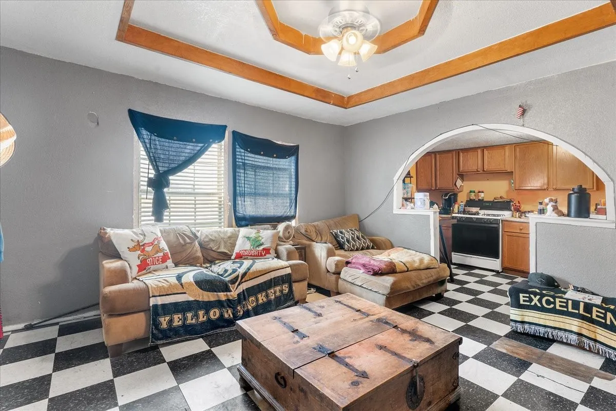 Single Family Residence For Sale in Johnson County , 109 N Kouns Street, Cleburne, Texas 76031, 3 Bedroom, 1 Bathroom, Garage spaces, 1,375 Sqft, built in 1955, Preowned, mls#21260606, Real Estate Agent in Cleburne, Homes For Sale in Johnson county, Homes For Sale in Cleburne, Realtor in Cleburne Texas, Real Estate Brokerage Independent Realty Texas, Luminita Cordes Realtor