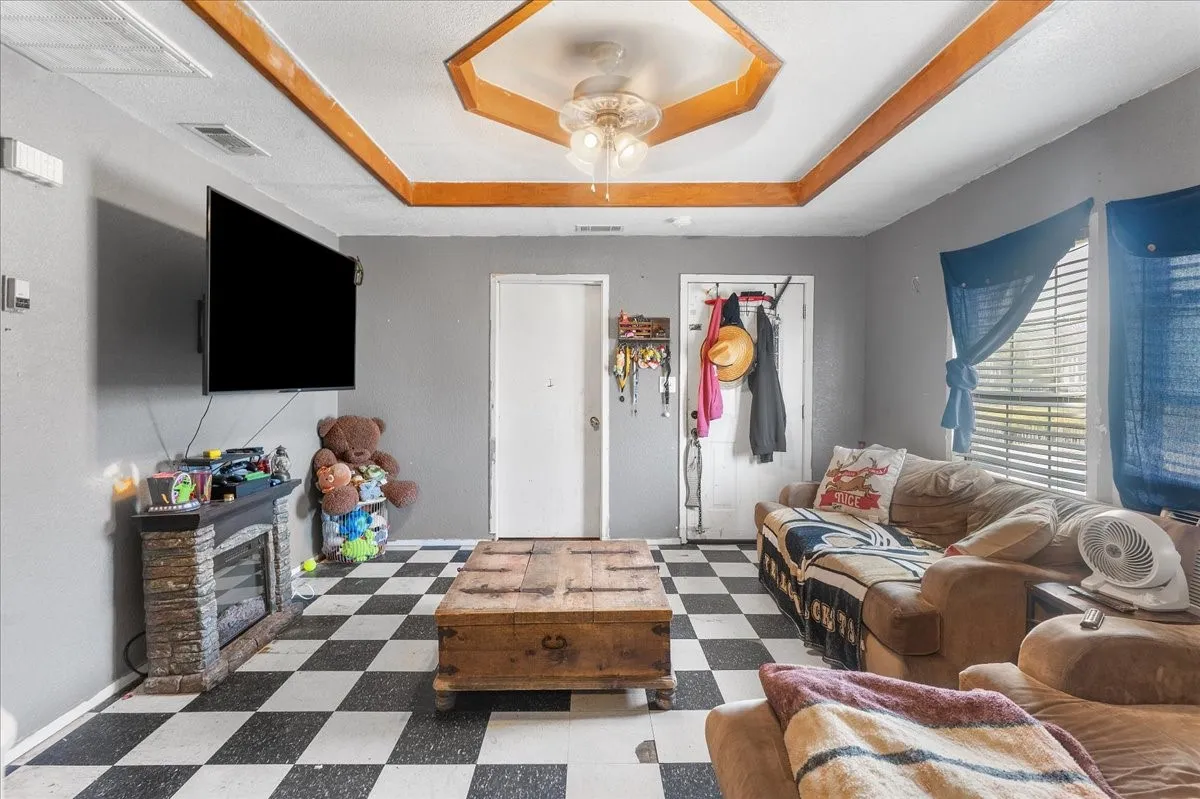 Single Family Residence For Sale in Johnson County , 109 N Kouns Street, Cleburne, Texas 76031, 3 Bedroom, 1 Bathroom, Garage spaces, 1,375 Sqft, built in 1955, Preowned, mls#21260606, Real Estate Agent in Cleburne, Homes For Sale in Johnson county, Homes For Sale in Cleburne, Realtor in Cleburne Texas, Real Estate Brokerage Independent Realty Texas, Luminita Cordes Realtor