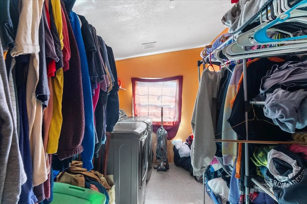 Single Family Residence For Sale in Johnson County , 109 N Kouns Street, Cleburne, Texas 76031, 3 Bedroom, 1 Bathroom, Garage spaces, 1,375 Sqft, built in 1955, Preowned, mls#21260606, Real Estate Agent in Cleburne, Homes For Sale in Johnson county, Homes For Sale in Cleburne, Realtor in Cleburne Texas, Real Estate Brokerage Independent Realty Texas, Luminita Cordes Realtor