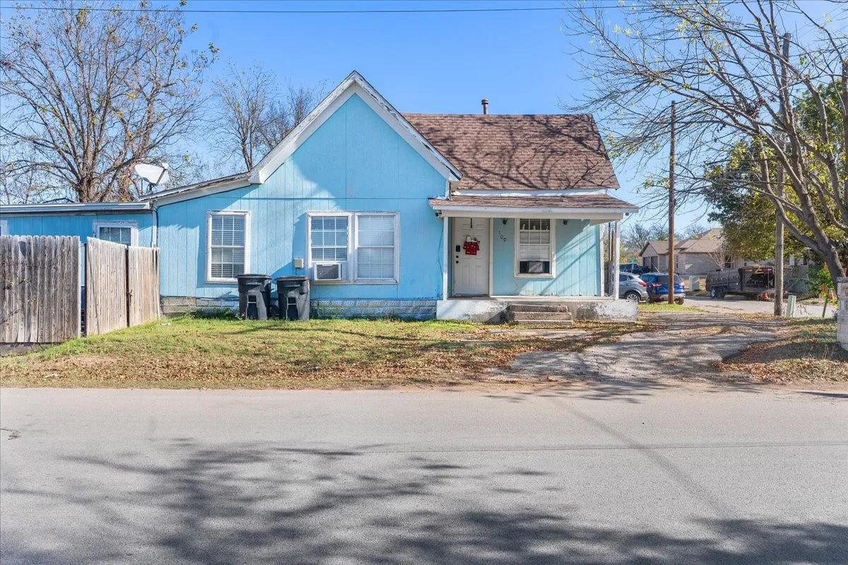 Single Family Residence For Sale in Johnson County , 109 N Kouns Street, Cleburne, Texas 76031, 3 Bedroom, 1 Bathroom, Garage spaces, 1,375 Sqft, built in 1955, Preowned, mls#21260606, Real Estate Agent in Cleburne, Homes For Sale in Johnson county, Homes For Sale in Cleburne, Realtor in Cleburne Texas, Real Estate Brokerage Independent Realty Texas, Luminita Cordes Realtor