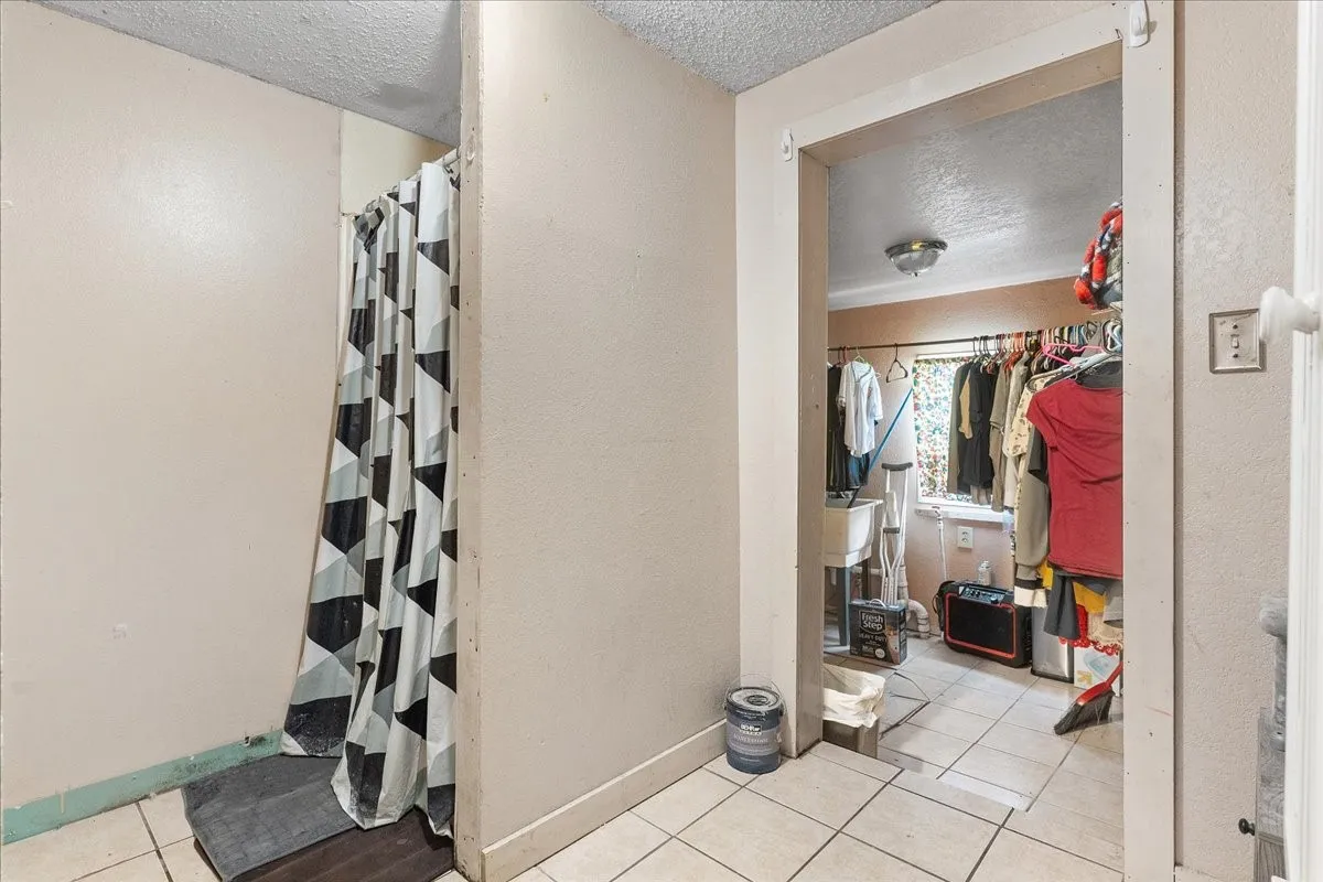 Single Family Residence For Sale in Johnson County , 109 N Kouns Street, Cleburne, Texas 76031, 3 Bedroom, 1 Bathroom, Garage spaces, 1,375 Sqft, built in 1955, Preowned, mls#21260606, Real Estate Agent in Cleburne, Homes For Sale in Johnson county, Homes For Sale in Cleburne, Realtor in Cleburne Texas, Real Estate Brokerage Independent Realty Texas, Luminita Cordes Realtor