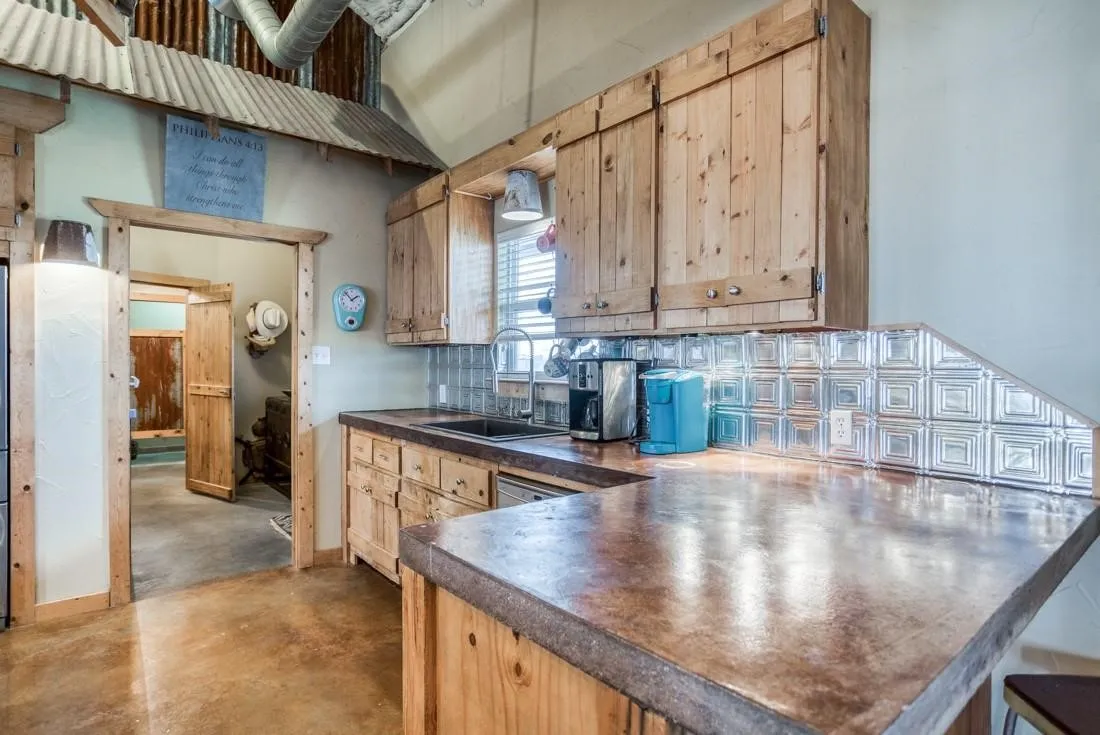 Single Family Residence For Rent in Denton County , 15350 US Highway 380, Krum, Texas 76249, 3 Bedroom, 3 Bathroom, 2 Garage spaces, 4,320 Sqft, built in 2005, mls#21260628, Real Estate Agent in Krum, Homes For Rent in Denton county, Homes For Rent in Krum, Realtor in Krum Texas, Real Estate Brokerage Independent Realty Texas, Luminita Cordes Realtor
