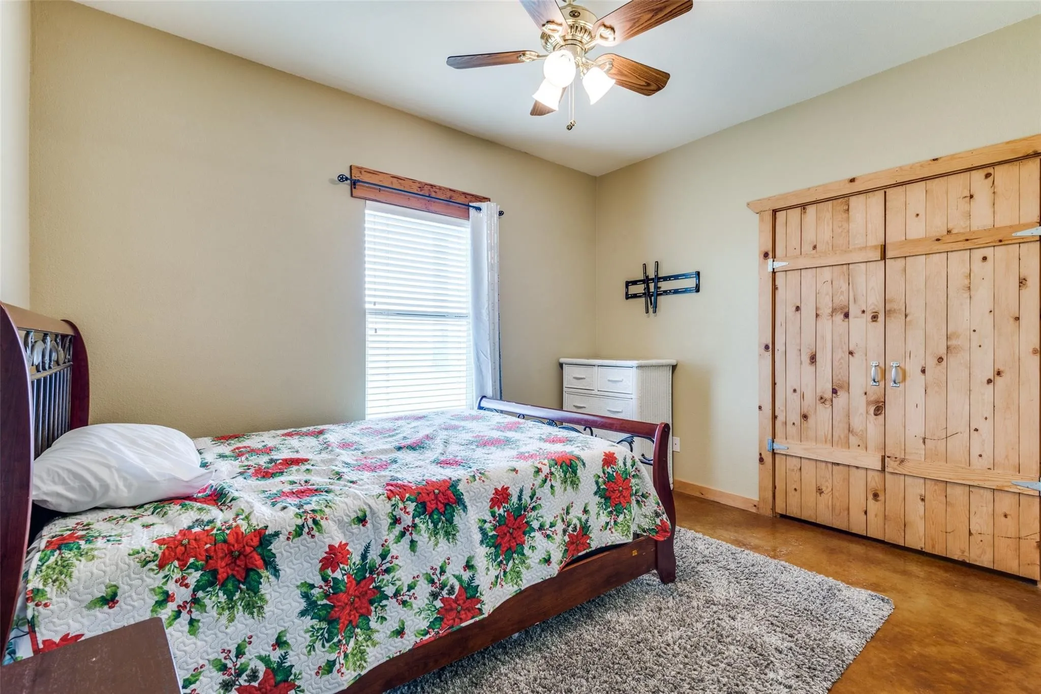 Single Family Residence For Rent in Denton County , 15350 US Highway 380, Krum, Texas 76249, 3 Bedroom, 3 Bathroom, 2 Garage spaces, 4,320 Sqft, built in 2005, mls#21260628, Real Estate Agent in Krum, Homes For Rent in Denton county, Homes For Rent in Krum, Realtor in Krum Texas, Real Estate Brokerage Independent Realty Texas, Luminita Cordes Realtor