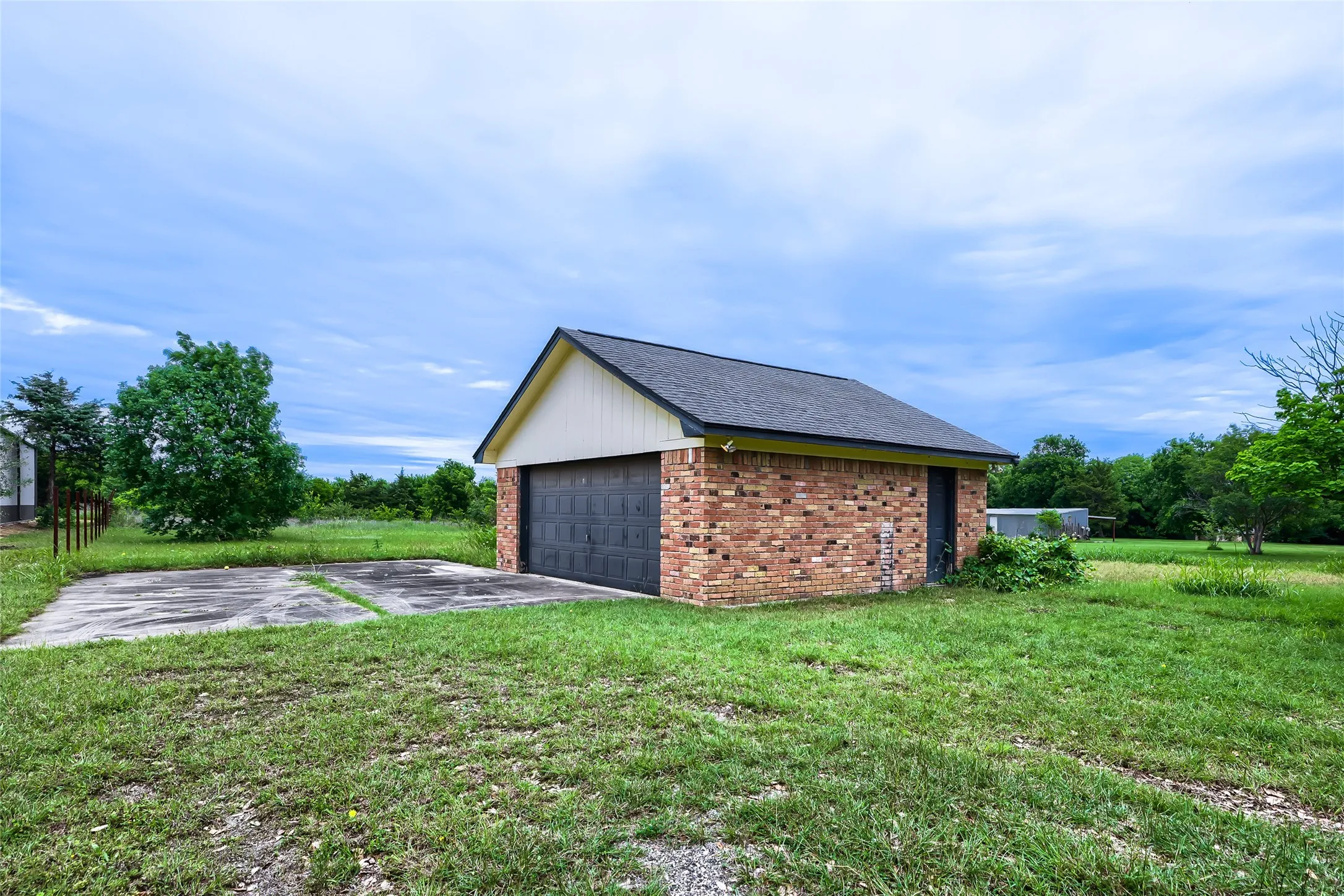 Single Family Residence For Sale in Ellis County , 8251 Slippery Creek Court, Red Oak, Texas 75154, 3 Bedroom, 2 Bathroom, 1 Garage spaces, 1,478 Sqft, built in 1987, mls#21161131, Real Estate Agent in Red Oak, Homes For Sale in Ellis county, Homes For Sale in Red Oak, Realtor in Red Oak Texas, Real Estate Brokerage Independent Realty Texas, Luminita Cordes Realtor