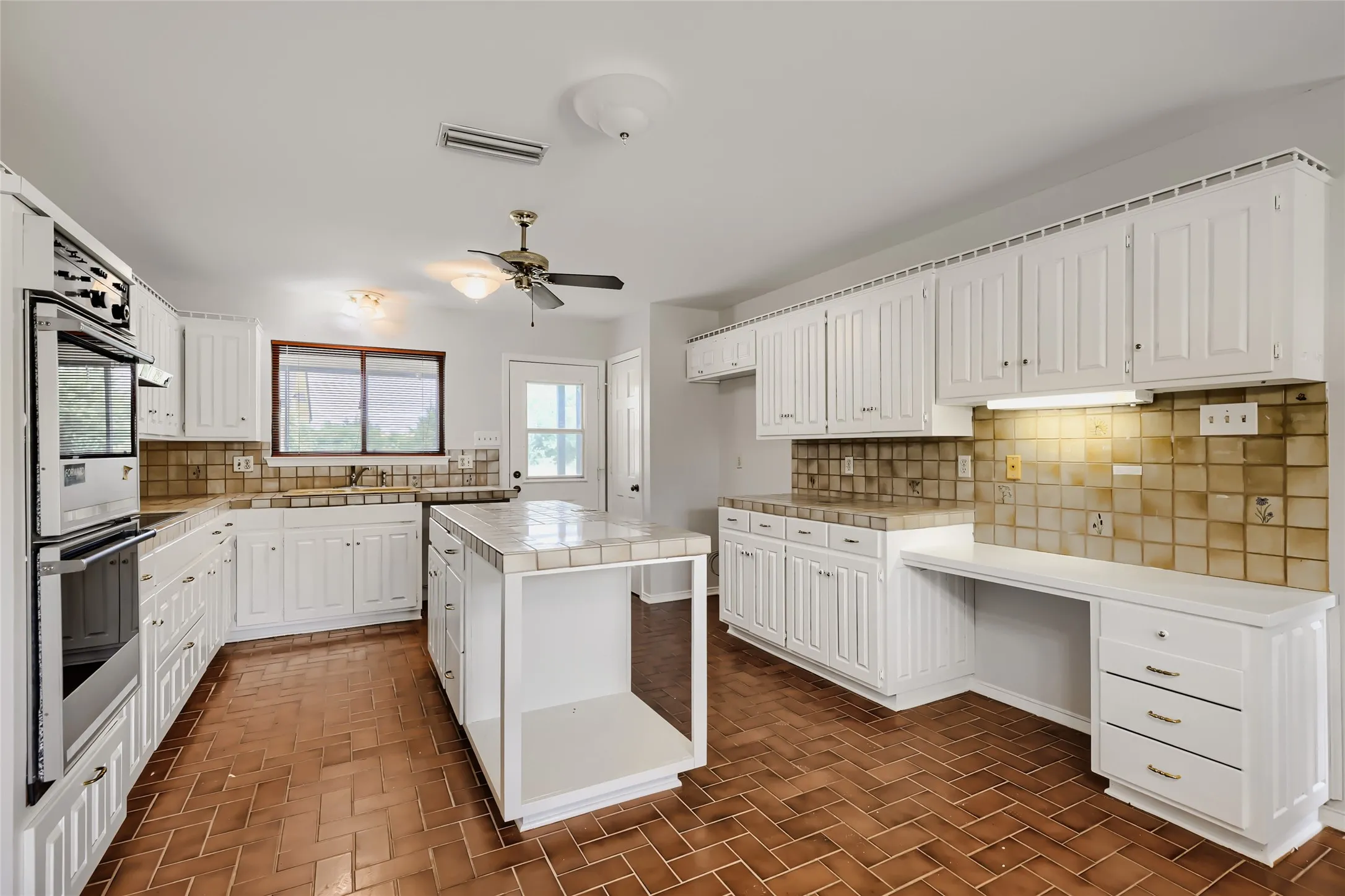 Single Family Residence For Sale in Ellis County , 8251 Slippery Creek Court, Red Oak, Texas 75154, 3 Bedroom, 2 Bathroom, 1 Garage spaces, 1,478 Sqft, built in 1987, mls#21161131, Real Estate Agent in Red Oak, Homes For Sale in Ellis county, Homes For Sale in Red Oak, Realtor in Red Oak Texas, Real Estate Brokerage Independent Realty Texas, Luminita Cordes Realtor