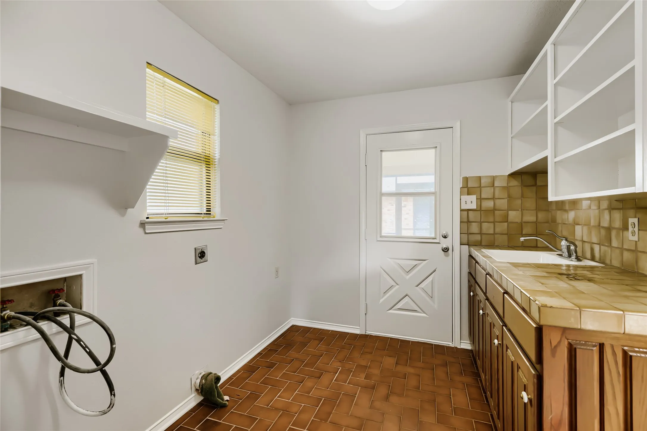 Single Family Residence For Sale in Ellis County , 8251 Slippery Creek Court, Red Oak, Texas 75154, 3 Bedroom, 2 Bathroom, 1 Garage spaces, 1,478 Sqft, built in 1987, mls#21161131, Real Estate Agent in Red Oak, Homes For Sale in Ellis county, Homes For Sale in Red Oak, Realtor in Red Oak Texas, Real Estate Brokerage Independent Realty Texas, Luminita Cordes Realtor