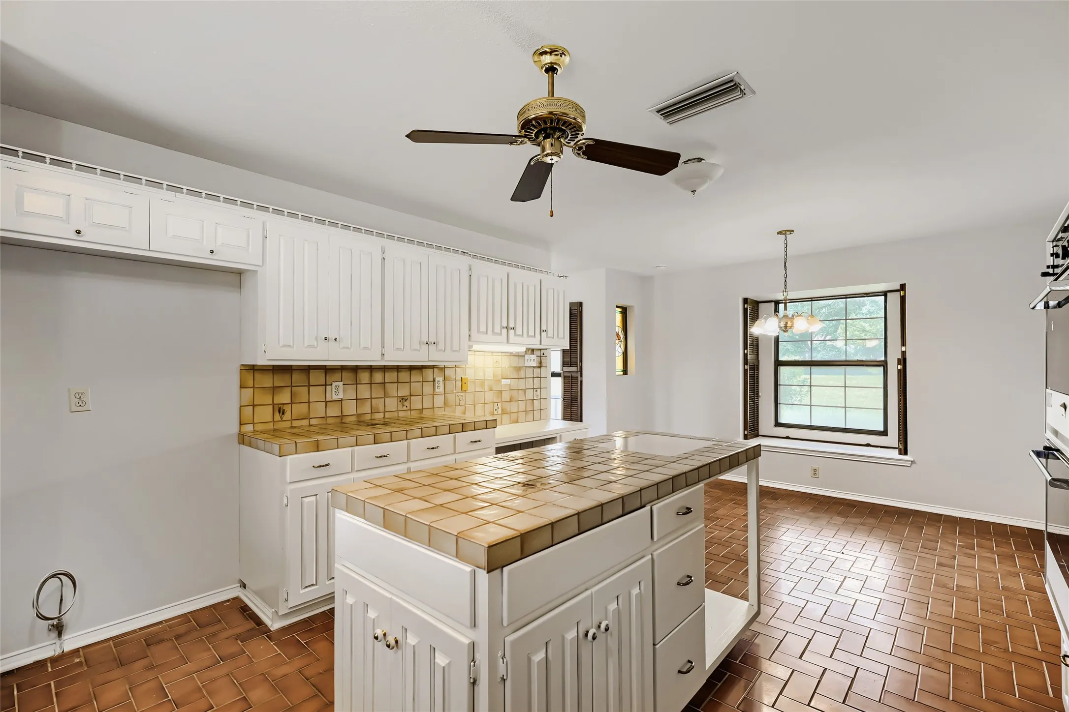 Single Family Residence For Sale in Ellis County , 8251 Slippery Creek Court, Red Oak, Texas 75154, 3 Bedroom, 2 Bathroom, 1 Garage spaces, 1,478 Sqft, built in 1987, mls#21161131, Real Estate Agent in Red Oak, Homes For Sale in Ellis county, Homes For Sale in Red Oak, Realtor in Red Oak Texas, Real Estate Brokerage Independent Realty Texas, Luminita Cordes Realtor