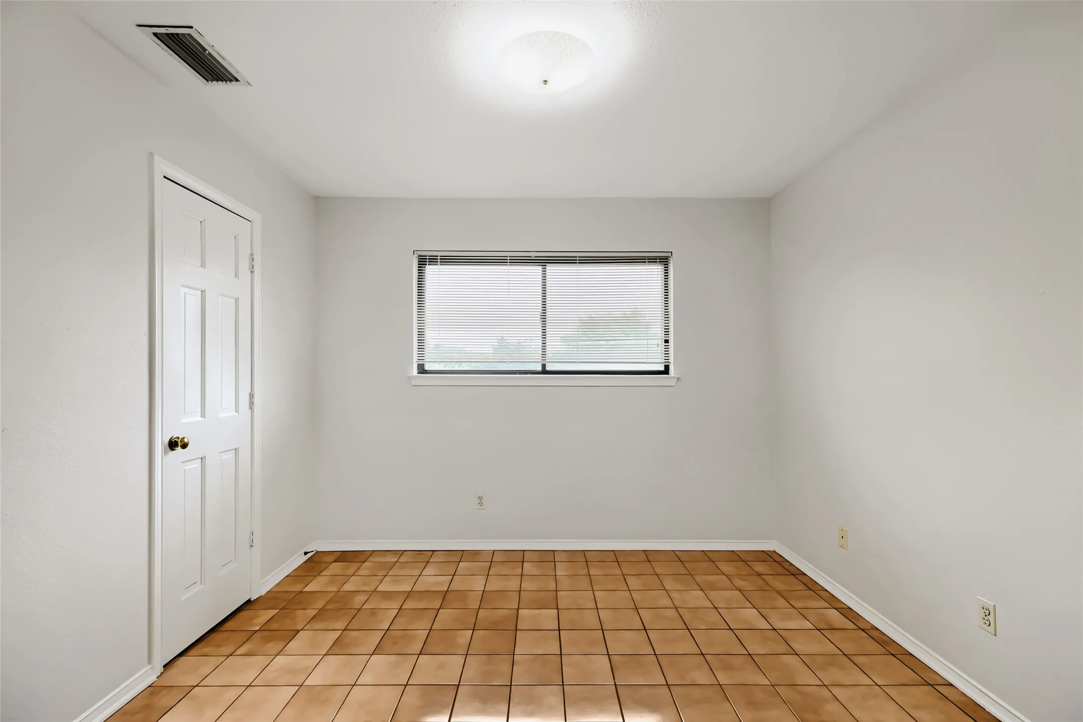 Single Family Residence For Sale in Ellis County , 8251 Slippery Creek Court, Red Oak, Texas 75154, 3 Bedroom, 2 Bathroom, 1 Garage spaces, 1,478 Sqft, built in 1987, mls#21161131, Real Estate Agent in Red Oak, Homes For Sale in Ellis county, Homes For Sale in Red Oak, Realtor in Red Oak Texas, Real Estate Brokerage Independent Realty Texas, Luminita Cordes Realtor