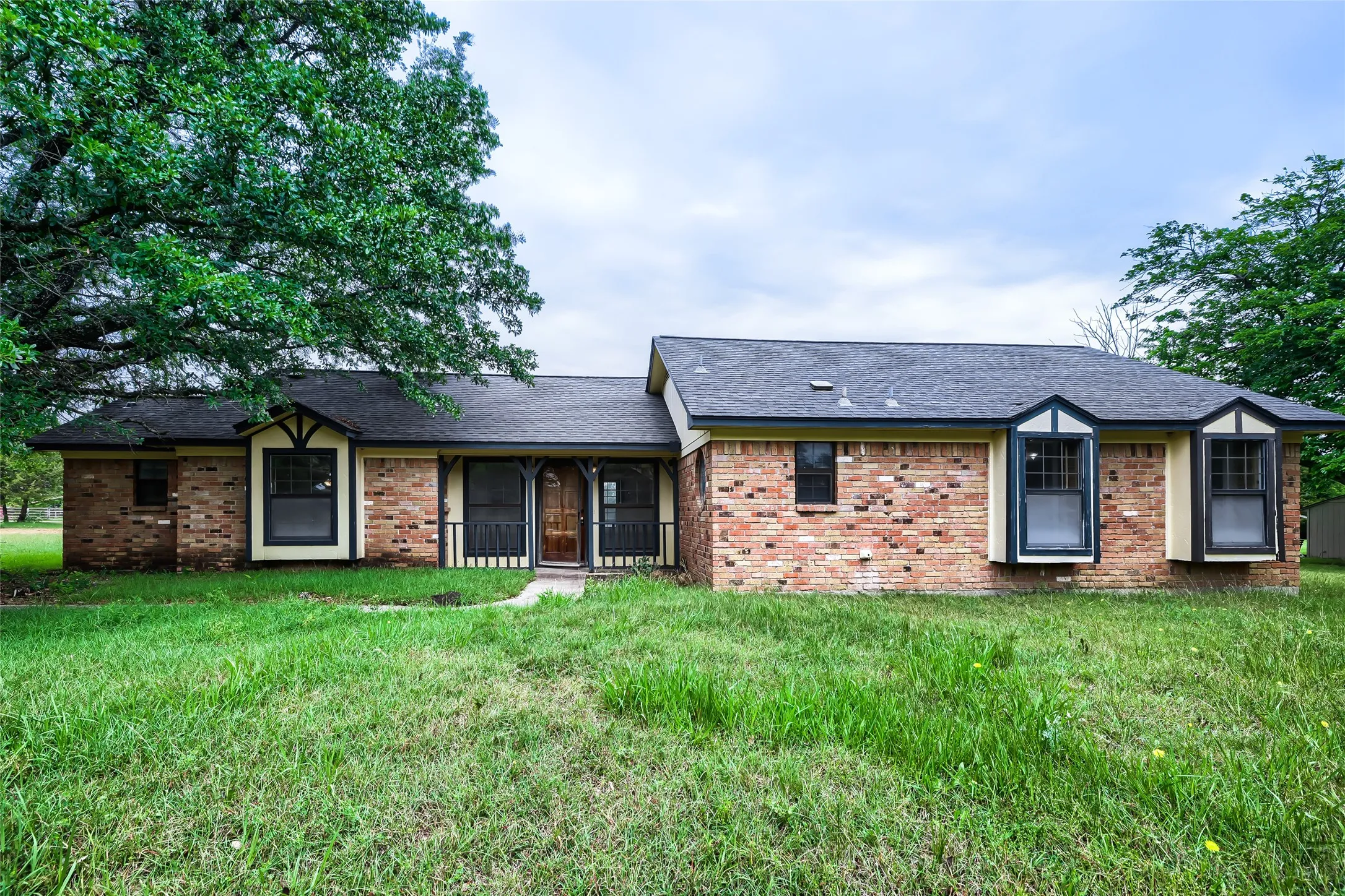 Single Family Residence For Sale in Ellis County , 8251 Slippery Creek Court, Red Oak, Texas 75154, 3 Bedroom, 2 Bathroom, 1 Garage spaces, 1,478 Sqft, built in 1987, mls#21161131, Real Estate Agent in Red Oak, Homes For Sale in Ellis county, Homes For Sale in Red Oak, Realtor in Red Oak Texas, Real Estate Brokerage Independent Realty Texas, Luminita Cordes Realtor