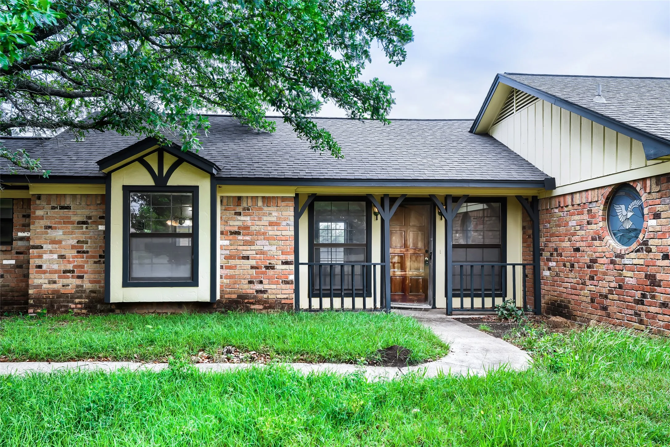Single Family Residence For Sale in Ellis County , 8251 Slippery Creek Court, Red Oak, Texas 75154, 3 Bedroom, 2 Bathroom, 1 Garage spaces, 1,478 Sqft, built in 1987, mls#21161131, Real Estate Agent in Red Oak, Homes For Sale in Ellis county, Homes For Sale in Red Oak, Realtor in Red Oak Texas, Real Estate Brokerage Independent Realty Texas, Luminita Cordes Realtor