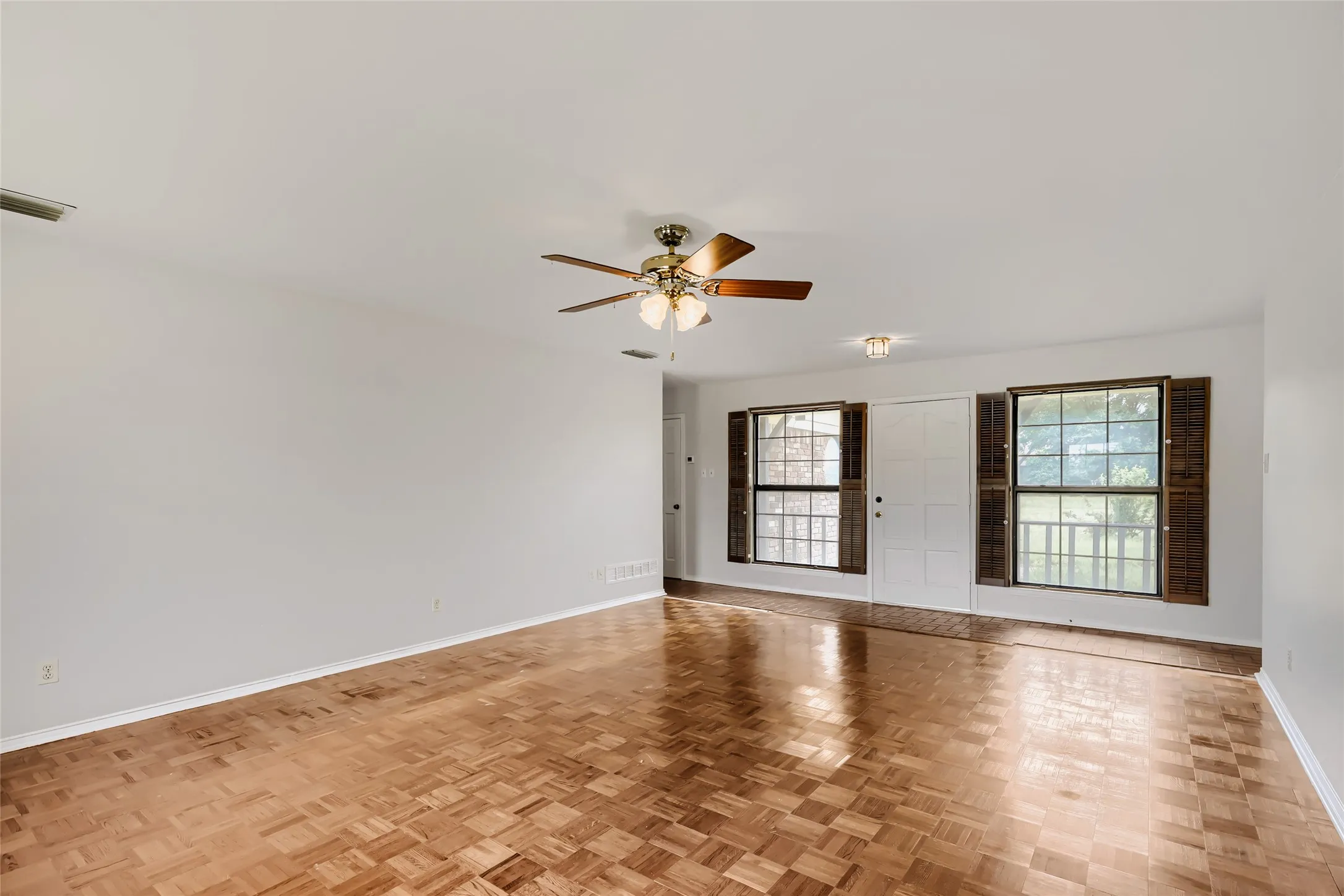 Single Family Residence For Sale in Ellis County , 8251 Slippery Creek Court, Red Oak, Texas 75154, 3 Bedroom, 2 Bathroom, 1 Garage spaces, 1,478 Sqft, built in 1987, mls#21161131, Real Estate Agent in Red Oak, Homes For Sale in Ellis county, Homes For Sale in Red Oak, Realtor in Red Oak Texas, Real Estate Brokerage Independent Realty Texas, Luminita Cordes Realtor