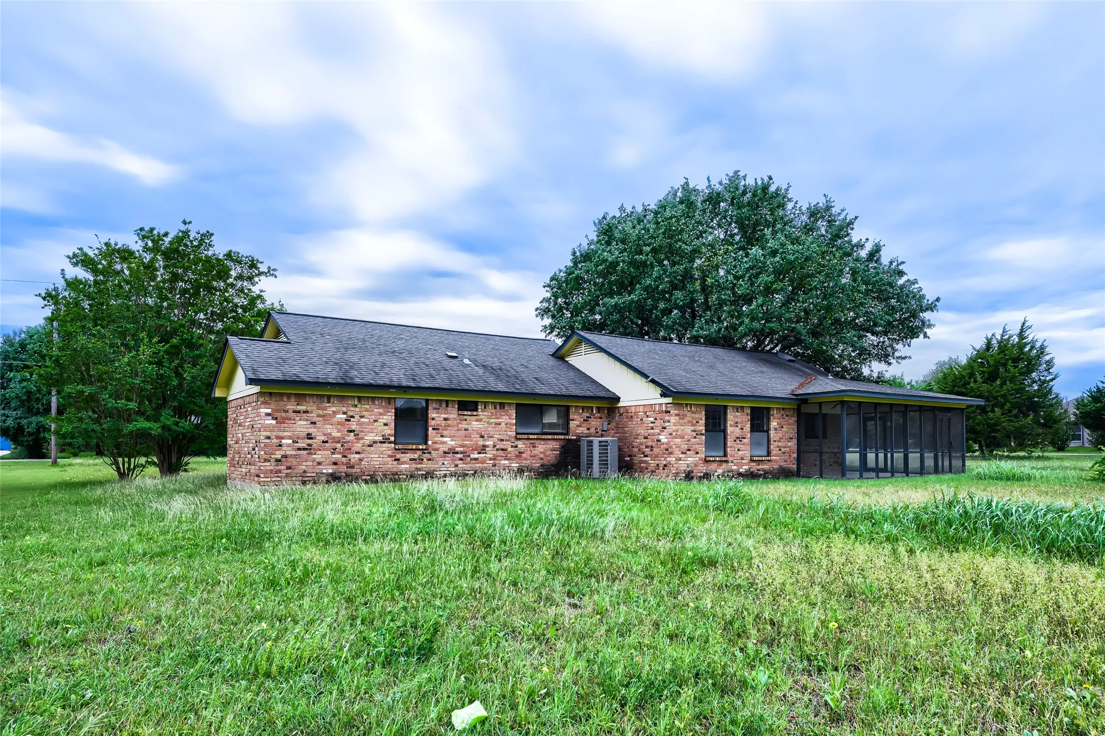 Single Family Residence For Sale in Ellis County , 8251 Slippery Creek Court, Red Oak, Texas 75154, 3 Bedroom, 2 Bathroom, 1 Garage spaces, 1,478 Sqft, built in 1987, mls#21161131, Real Estate Agent in Red Oak, Homes For Sale in Ellis county, Homes For Sale in Red Oak, Realtor in Red Oak Texas, Real Estate Brokerage Independent Realty Texas, Luminita Cordes Realtor