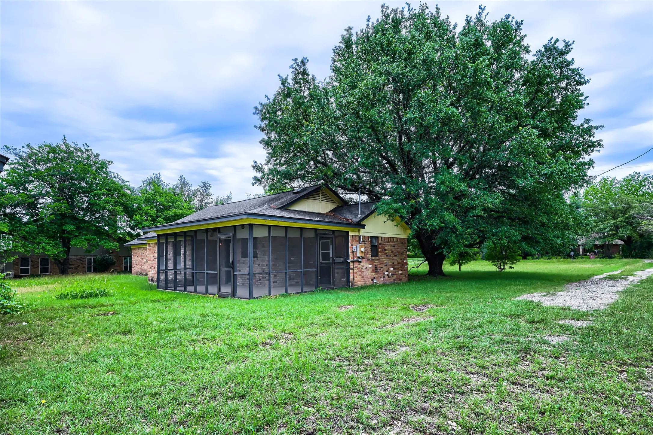 Single Family Residence For Sale in Ellis County , 8251 Slippery Creek Court, Red Oak, Texas 75154, 3 Bedroom, 2 Bathroom, 1 Garage spaces, 1,478 Sqft, built in 1987, mls#21161131, Real Estate Agent in Red Oak, Homes For Sale in Ellis county, Homes For Sale in Red Oak, Realtor in Red Oak Texas, Real Estate Brokerage Independent Realty Texas, Luminita Cordes Realtor