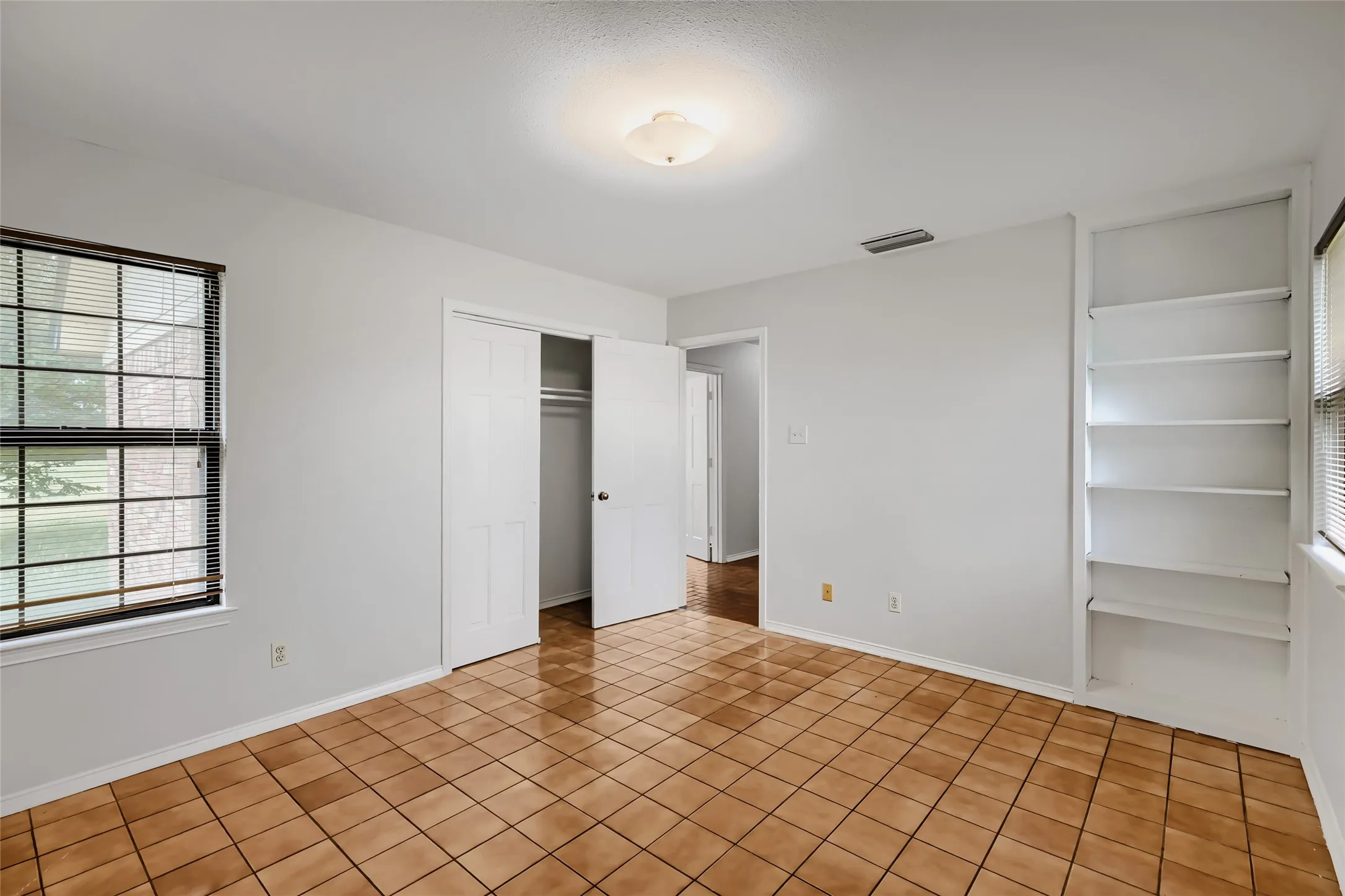 Single Family Residence For Sale in Ellis County , 8251 Slippery Creek Court, Red Oak, Texas 75154, 3 Bedroom, 2 Bathroom, 1 Garage spaces, 1,478 Sqft, built in 1987, mls#21161131, Real Estate Agent in Red Oak, Homes For Sale in Ellis county, Homes For Sale in Red Oak, Realtor in Red Oak Texas, Real Estate Brokerage Independent Realty Texas, Luminita Cordes Realtor