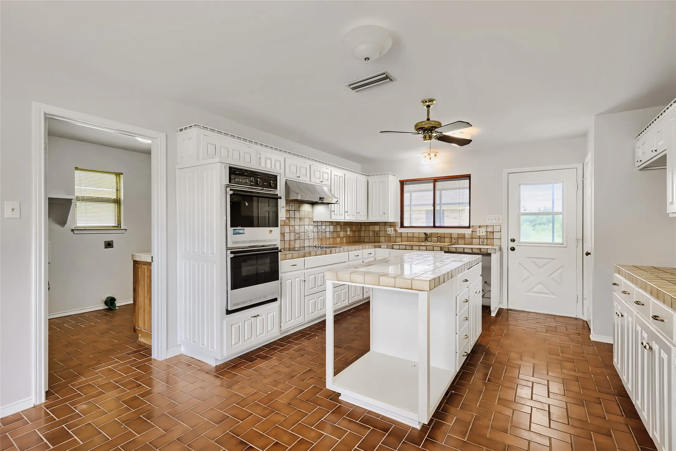 Single Family Residence For Sale in Ellis County , 8251 Slippery Creek Court, Red Oak, Texas 75154, 3 Bedroom, 2 Bathroom, 1 Garage spaces, 1,478 Sqft, built in 1987, mls#21161131, Real Estate Agent in Red Oak, Homes For Sale in Ellis county, Homes For Sale in Red Oak, Realtor in Red Oak Texas, Real Estate Brokerage Independent Realty Texas, Luminita Cordes Realtor