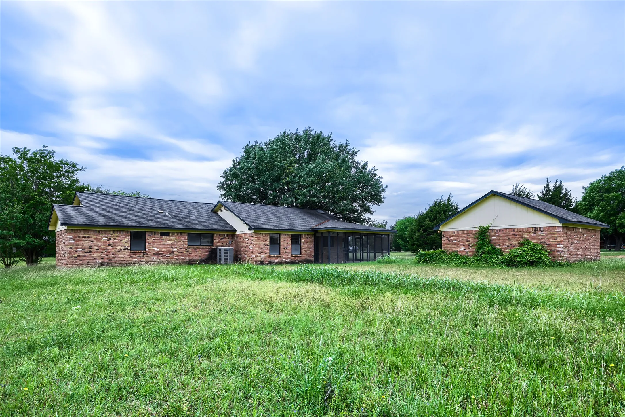 Single Family Residence For Sale in Ellis County , 8251 Slippery Creek Court, Red Oak, Texas 75154, 3 Bedroom, 2 Bathroom, 1 Garage spaces, 1,478 Sqft, built in 1987, mls#21161131, Real Estate Agent in Red Oak, Homes For Sale in Ellis county, Homes For Sale in Red Oak, Realtor in Red Oak Texas, Real Estate Brokerage Independent Realty Texas, Luminita Cordes Realtor